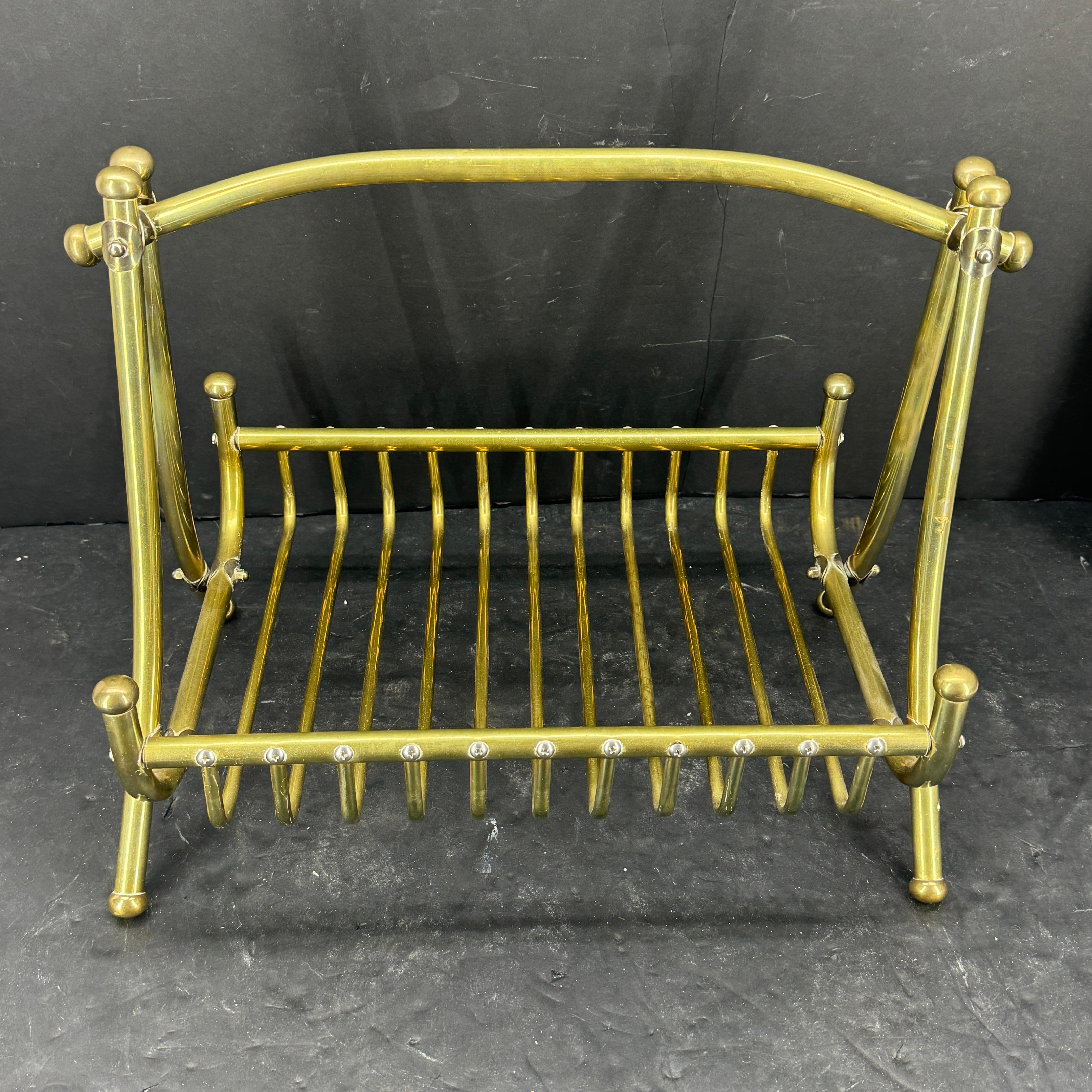 Ottone Porta ceppi o portariviste per caminetto in ottone francese di metà secolo in vendita