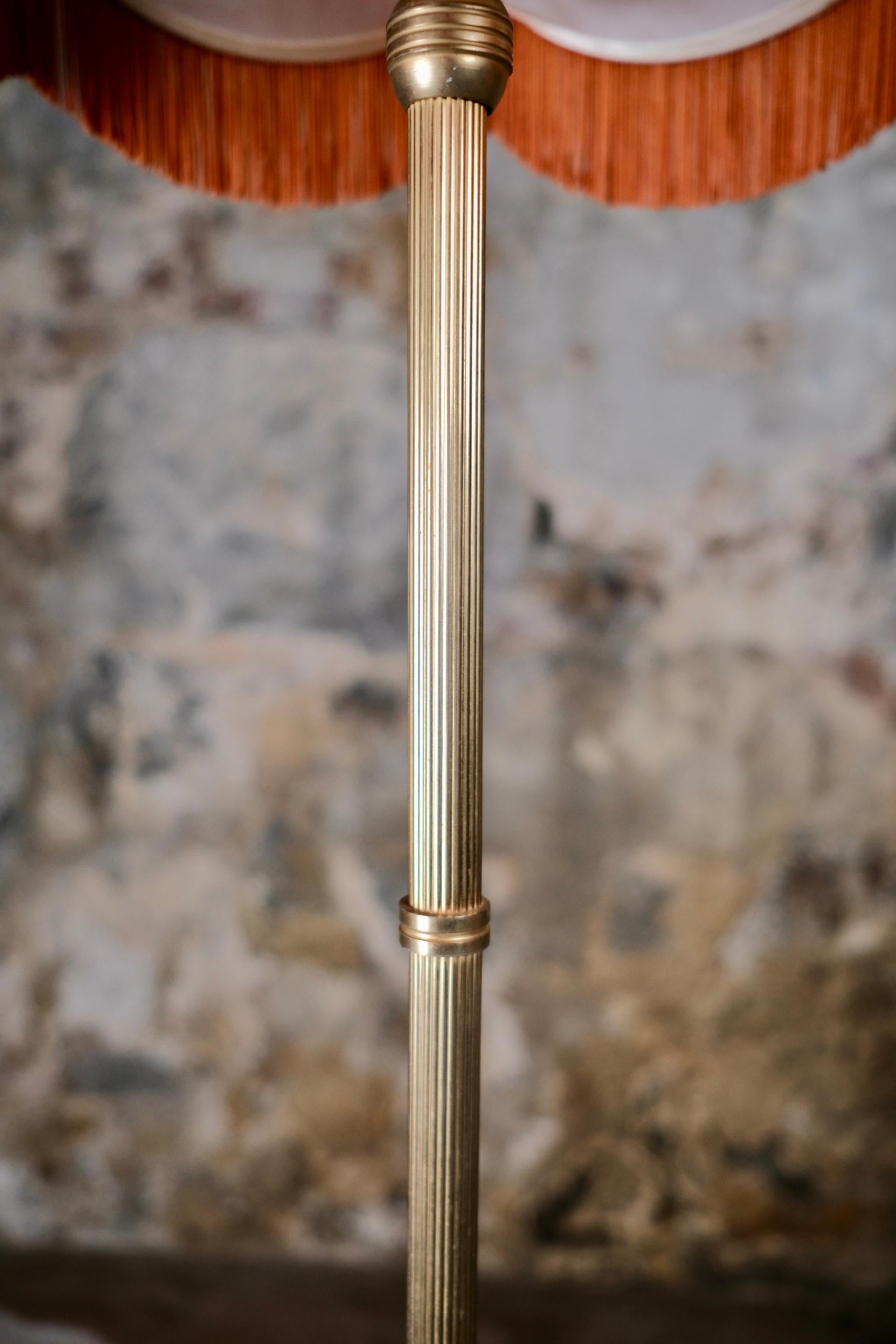 Lampada da terra francese di metà secolo in ottone con paralume a frange di corallo, Art Deco in vendita 4