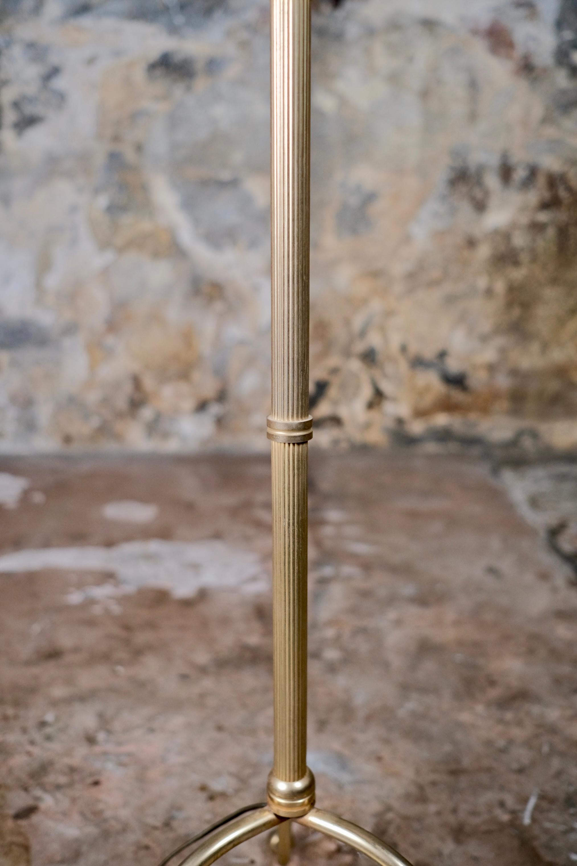 Lampada da terra francese di metà secolo in ottone con paralume a frange di corallo, Art Deco in vendita 5