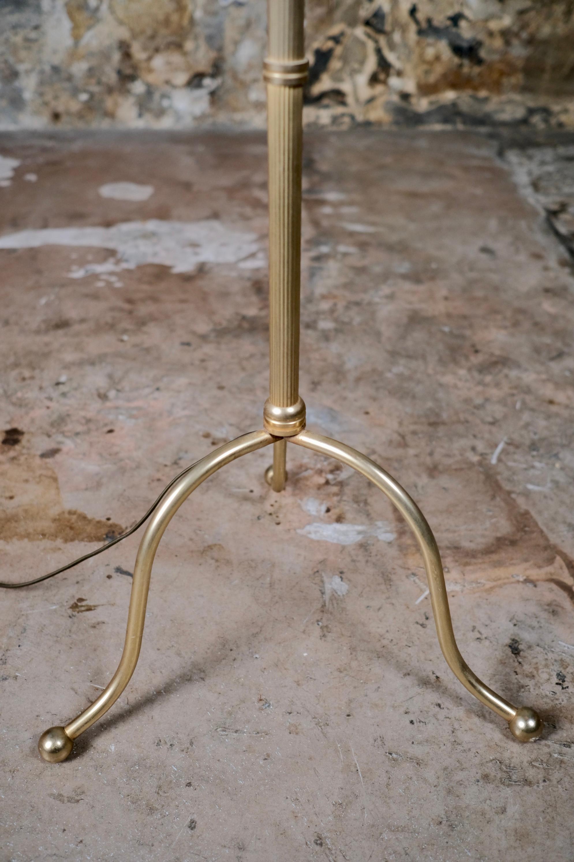 Lampada da terra francese di metà secolo in ottone con paralume a frange di corallo, Art Deco in vendita 6