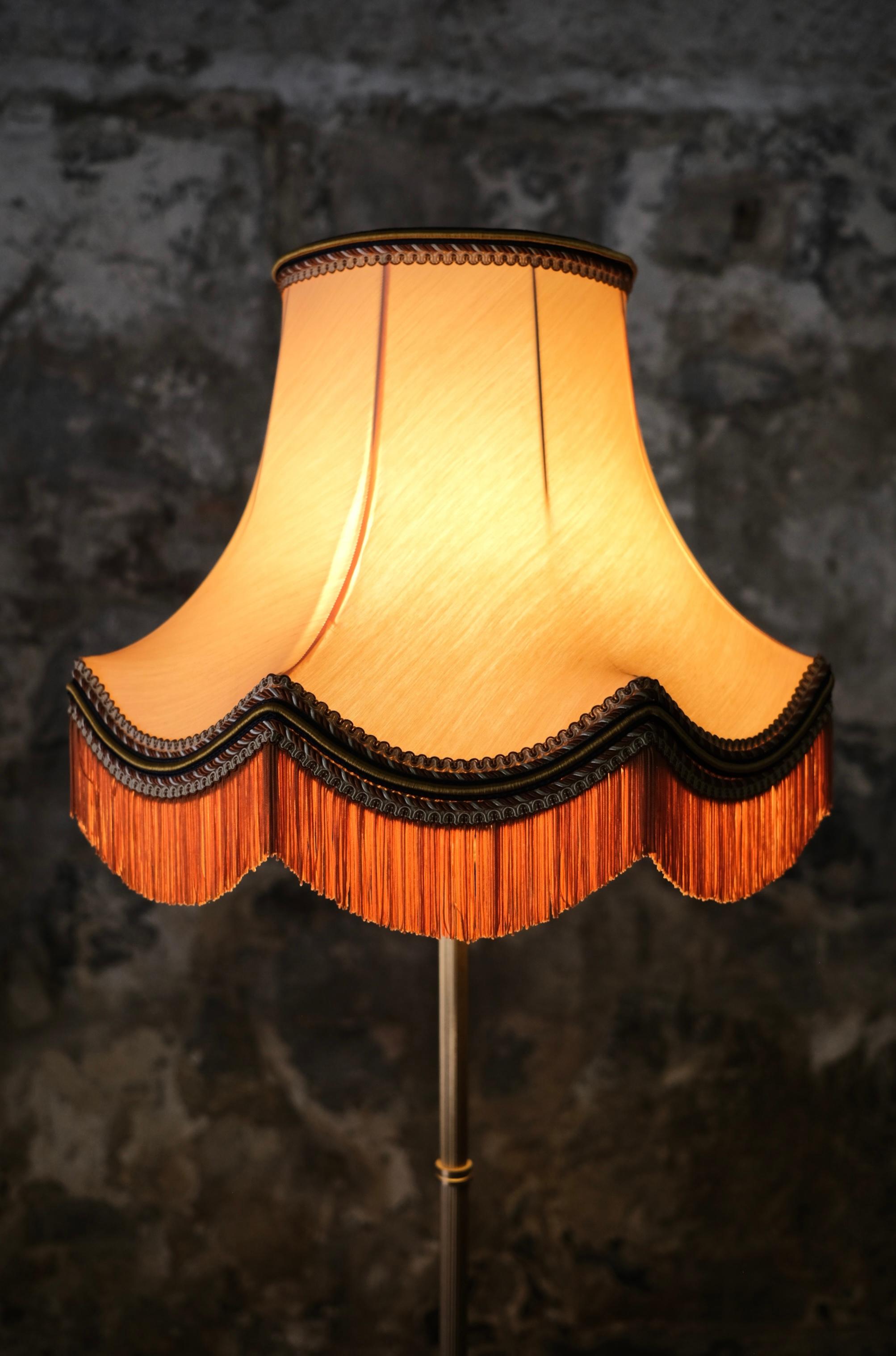 Lampada da terra francese di metà secolo in ottone con paralume a frange di corallo, Art Deco in vendita 9