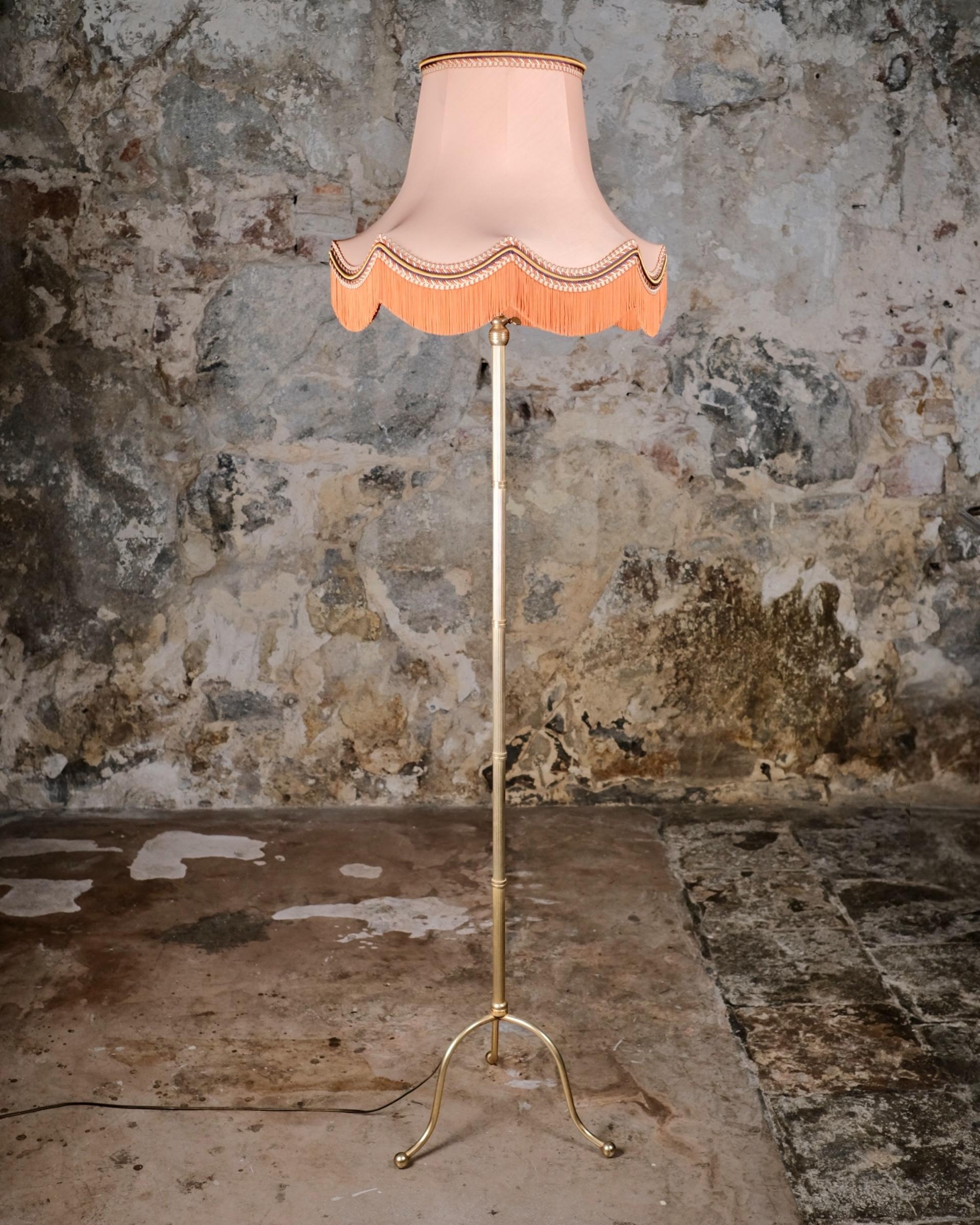 Art Déco Lampada da terra francese di metà secolo in ottone con paralume a frange di corallo, Art Deco in vendita
