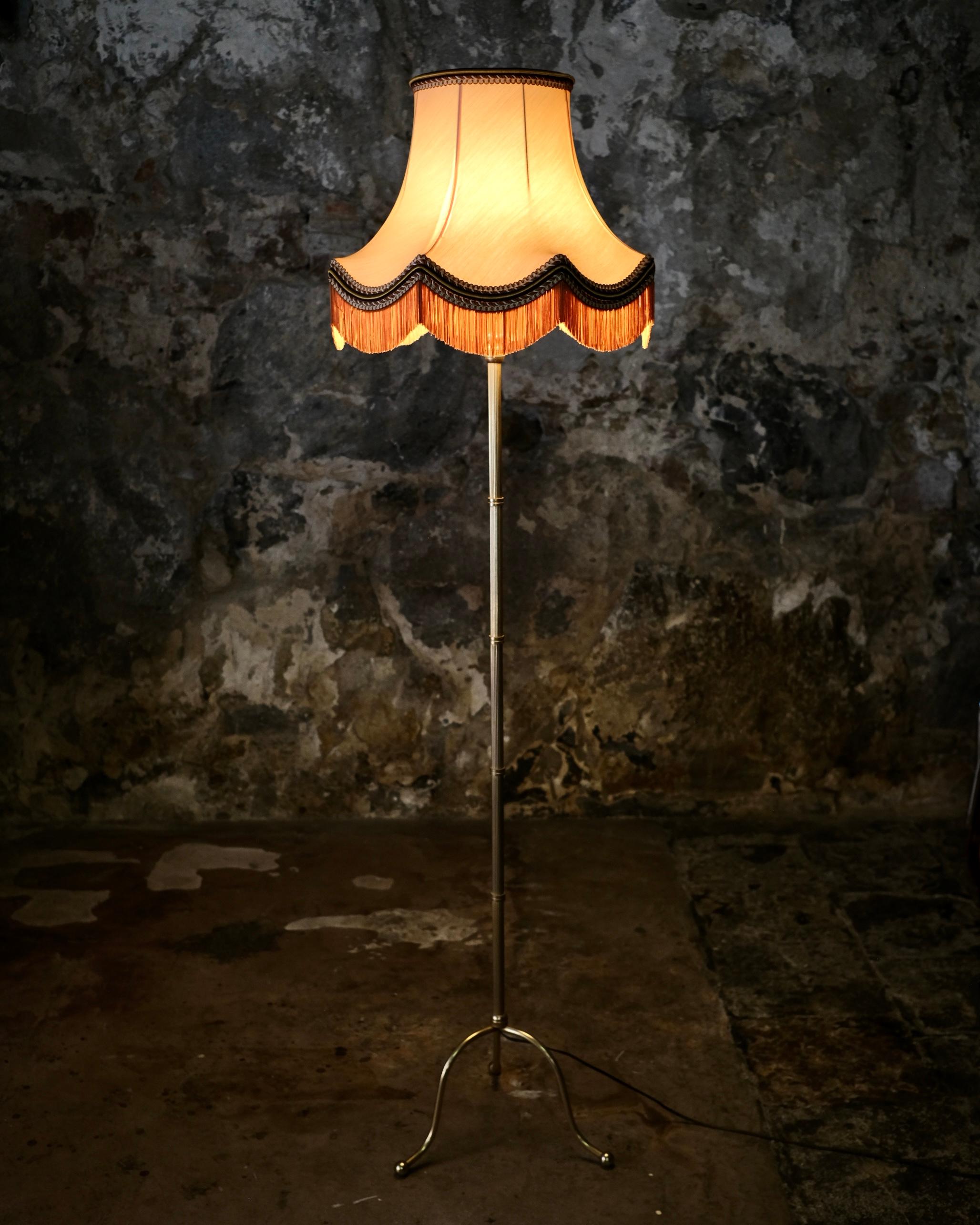Francese Lampada da terra francese di metà secolo in ottone con paralume a frange di corallo, Art Deco in vendita