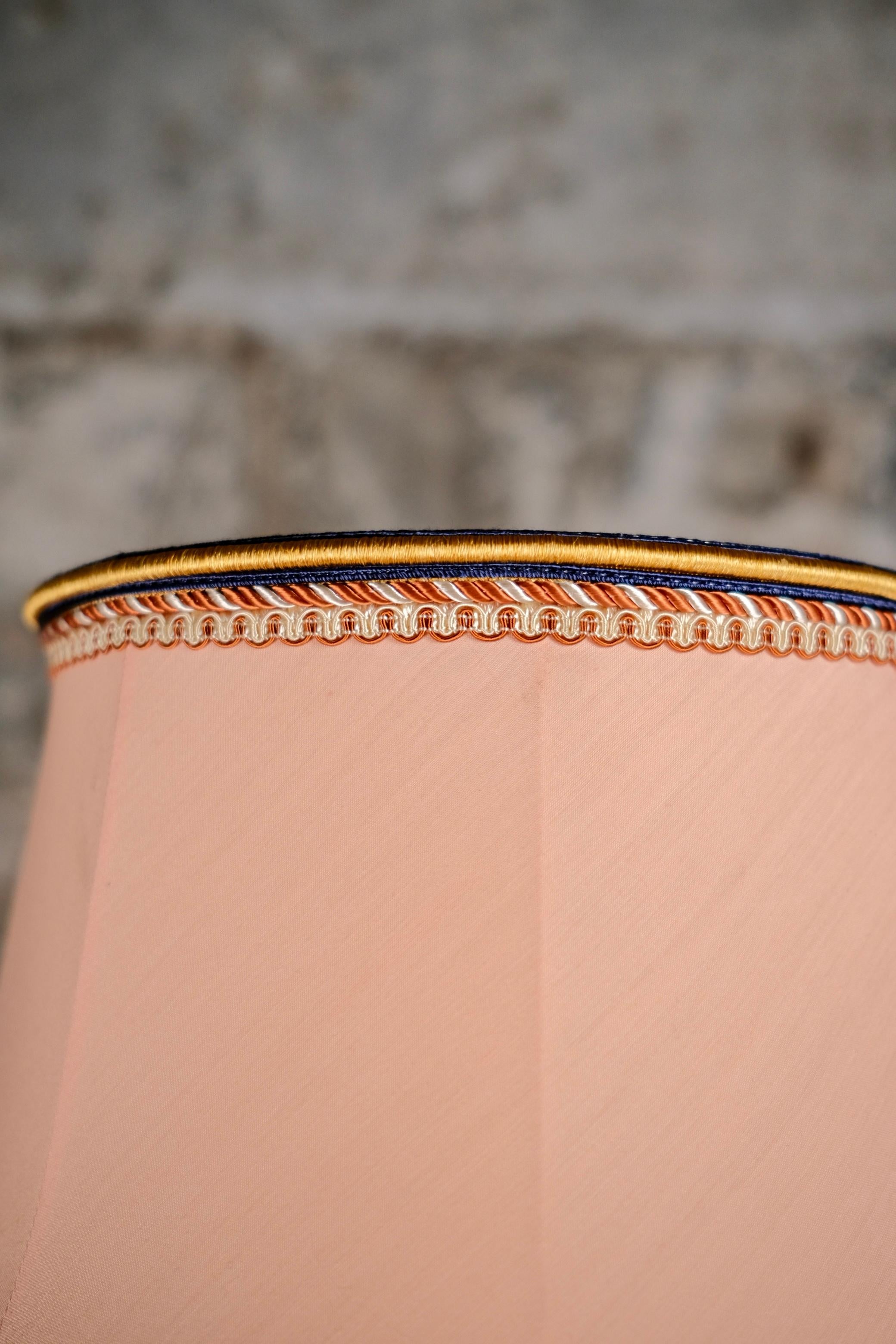 Lampada da terra francese di metà secolo in ottone con paralume a frange di corallo, Art Deco in vendita 1