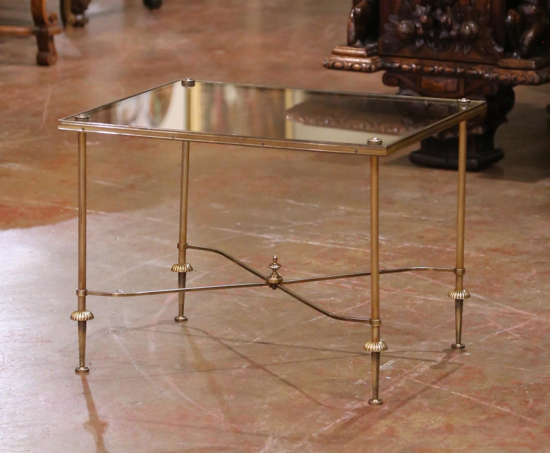 Ottone Tavolino francese di metà secolo in ottone e vetro a tre pezzi in stile Maison Baguès in vendita