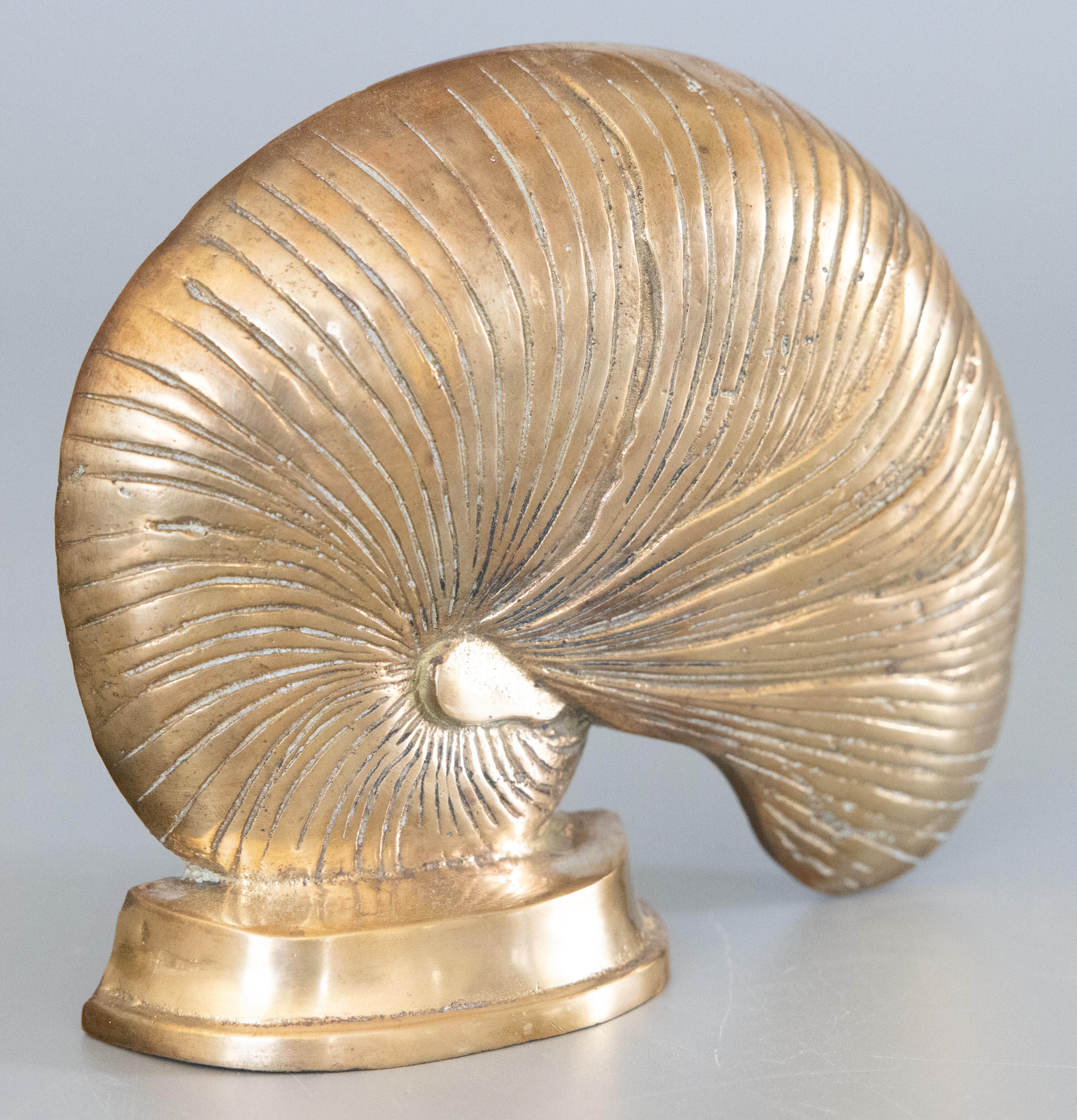 Schöne Vintage Mid-Century Französisch Messing Nautilus Shell Briefbeschwerer Buchstütze objet d'Art. Ein solides und schweres Stück mit einem Gewicht von etwa 2 Pfund. Es ist ein stilvolles Stück für jeden Raum, perfekt für ein Bücherregal oder