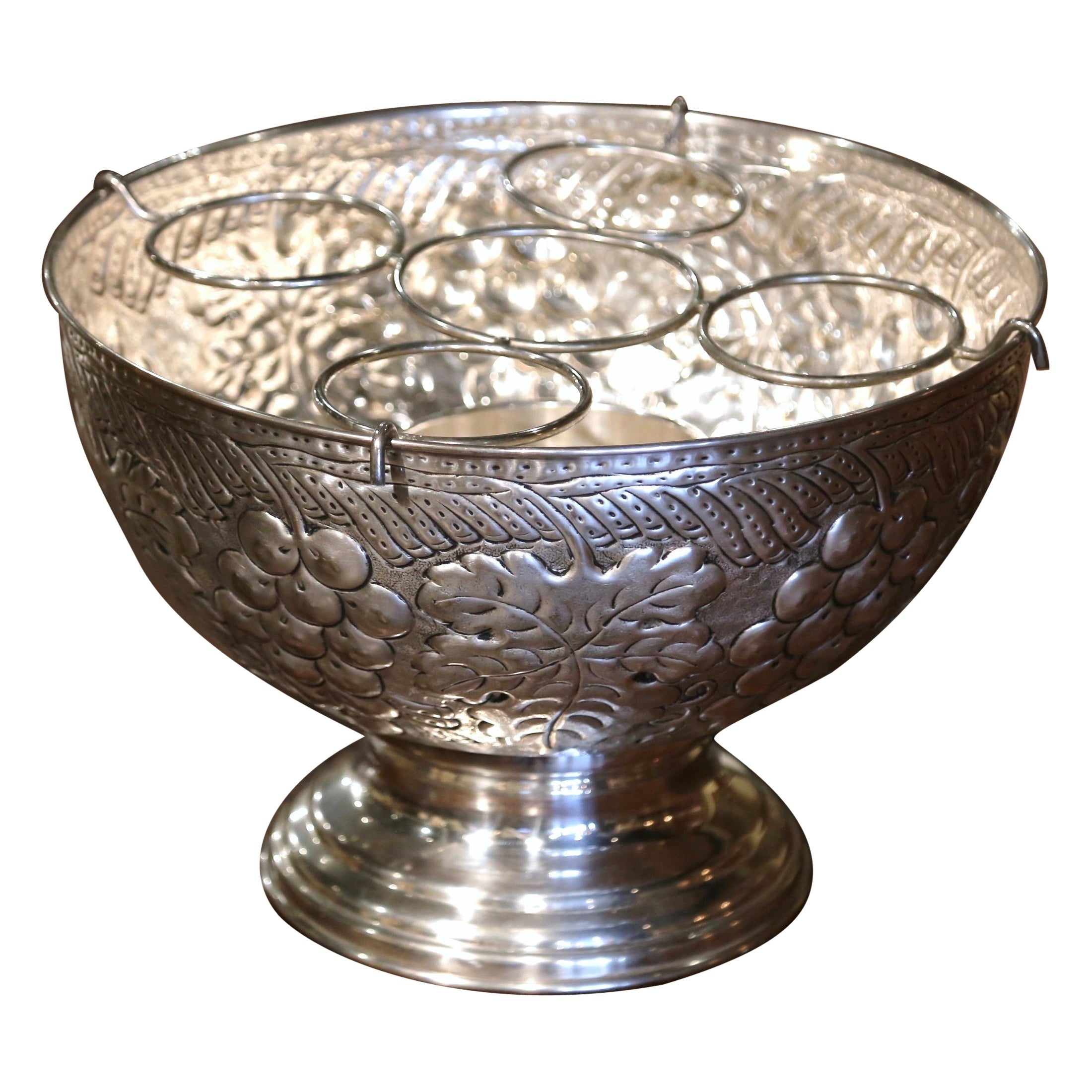 Französischer versilberter Weinkühler aus Messing mit Repousse-Weinmotiven aus der Mitte des Jahrhunderts