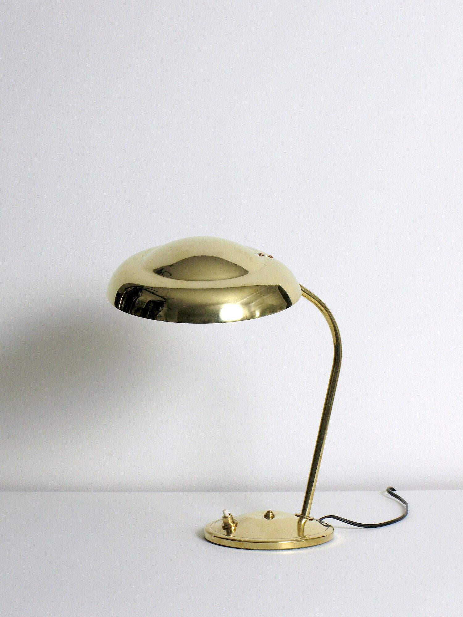 Elégante lampe de table en laiton fabriquée en France dans les années 1950.  Abat-jour en laiton poli, tige en laiton, base en laiton.  60 watts max. Ampoules à incandescence G-16.5 candélabres recommandées ou plus si LED/CFL.

Recâblée avec une Sue