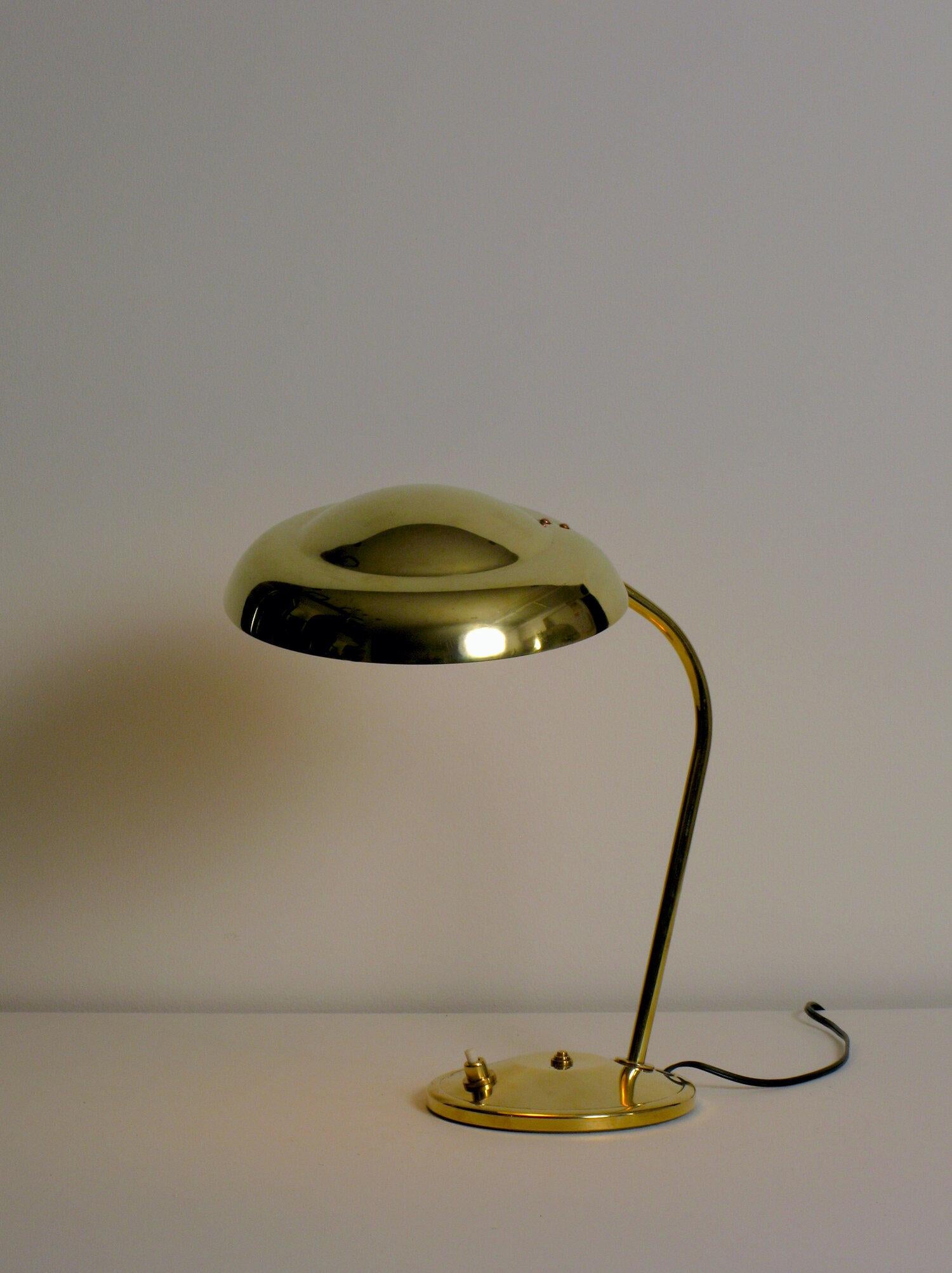Mid-Century Modern Lampe de table en laiton du milieu du siècle en vente