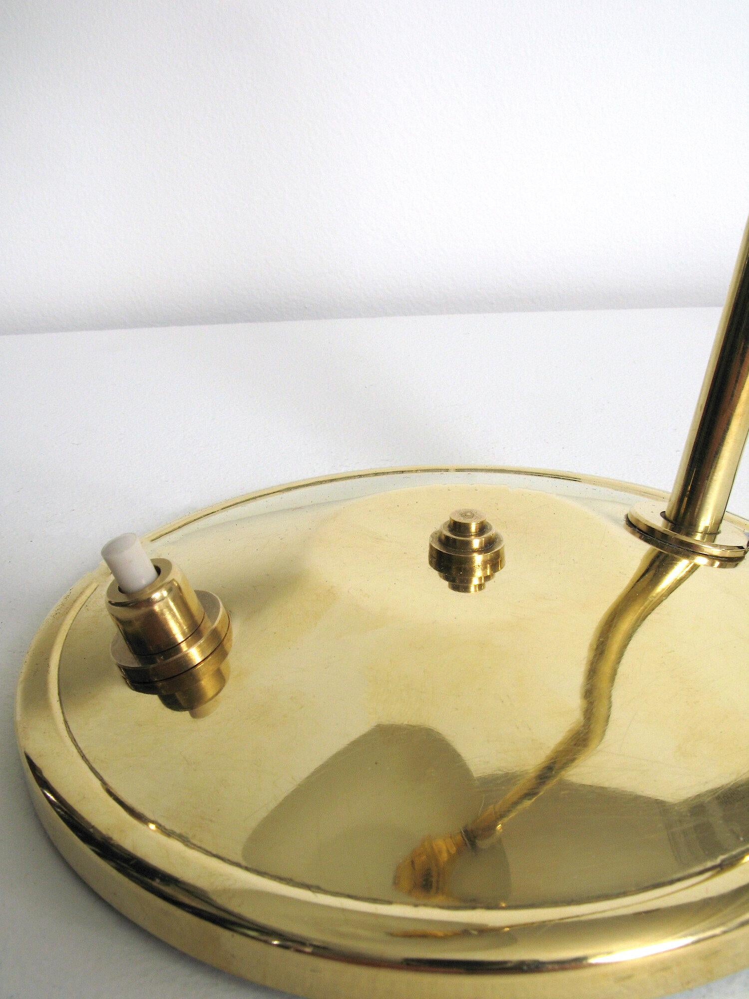 Français Lampe de table en laiton du milieu du siècle en vente