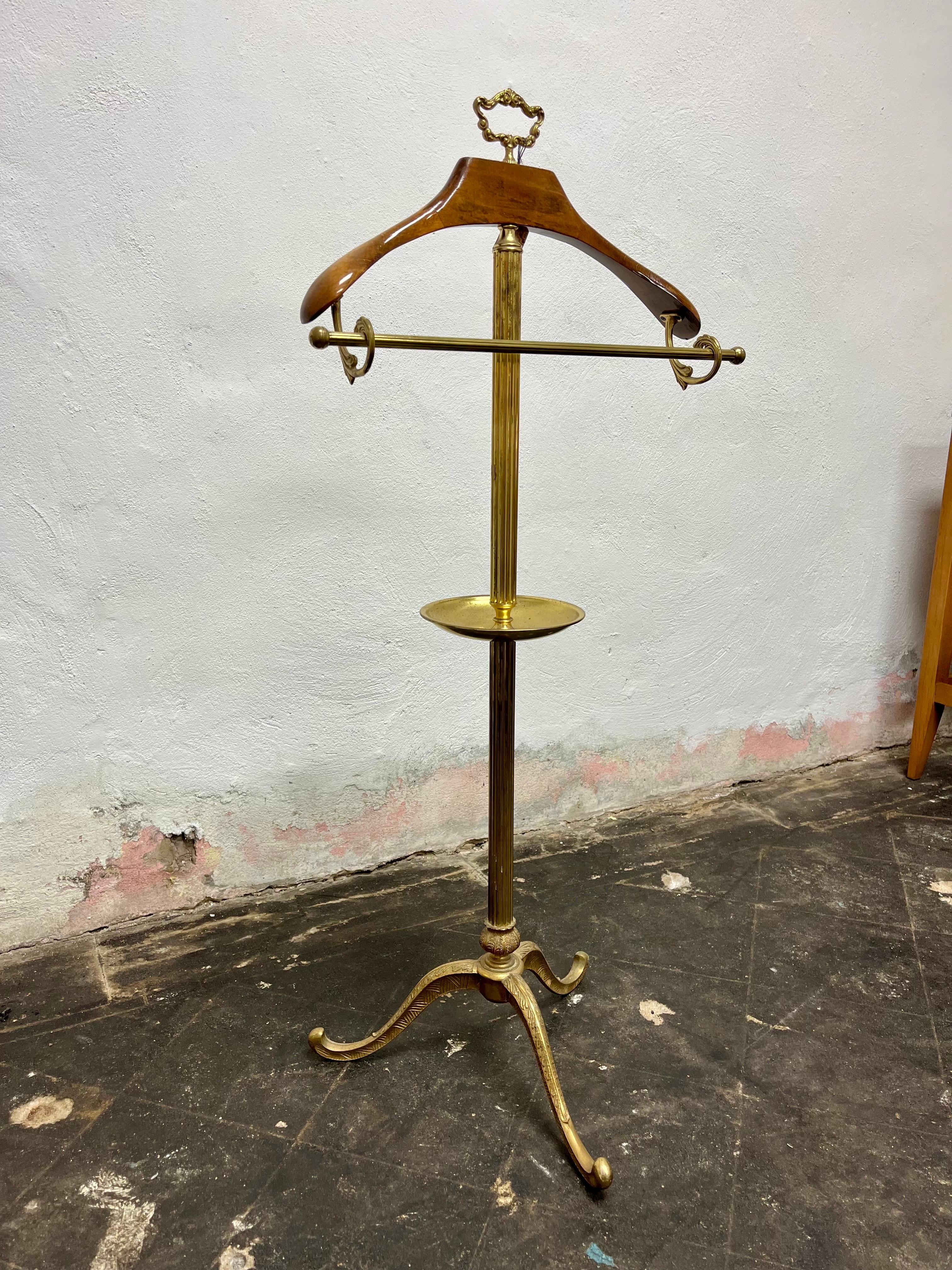 Vintage brass and wood valet with a french styling. Nicely appointed with detailed tripod legs and feet. Main rod with a change plate all topped with a nice handle for ease of placement.
Curbside to NYC/Philly $400