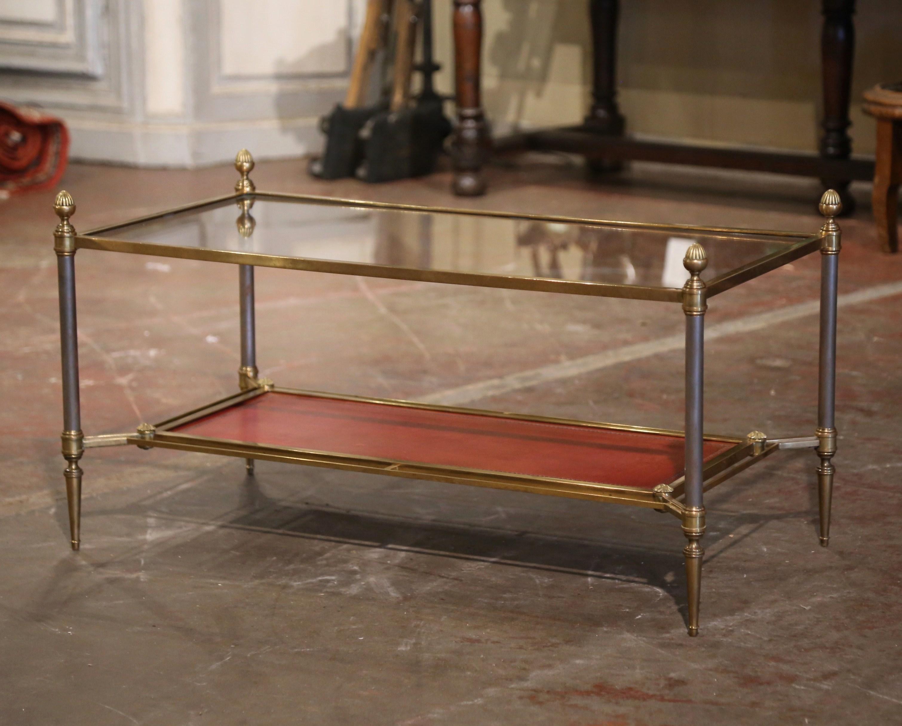 Décorez un salon ou une salle de séjour avec cette élégante table basse ancienne. Créé à Paris, en France, vers 1950 par la Maison Jansen, le cadre aux lignes épurées est en acier brossé, en bronze et en laiton ; il comporte des pieds ronds terminés