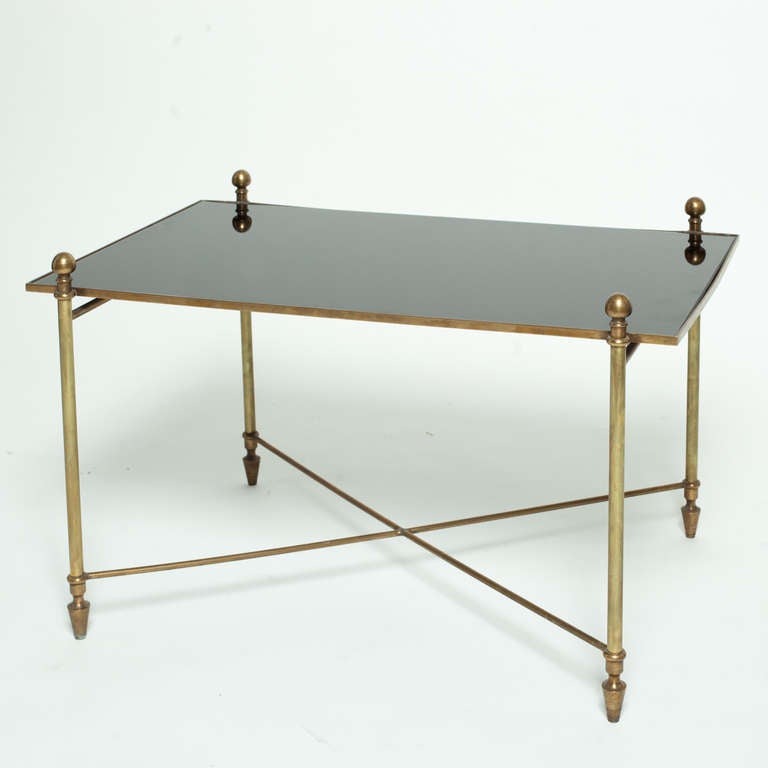 Table basse française du milieu du siècle, plateau en bronze et verre.