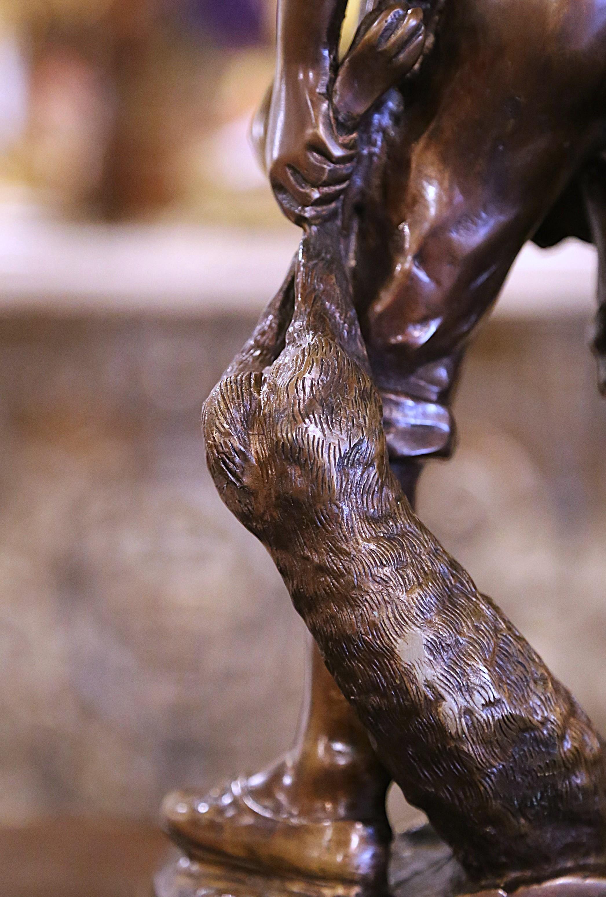 Scultura di bronzo francese di metà secolo Composizione di cacciatori con uccello e coniglio in vendita 5