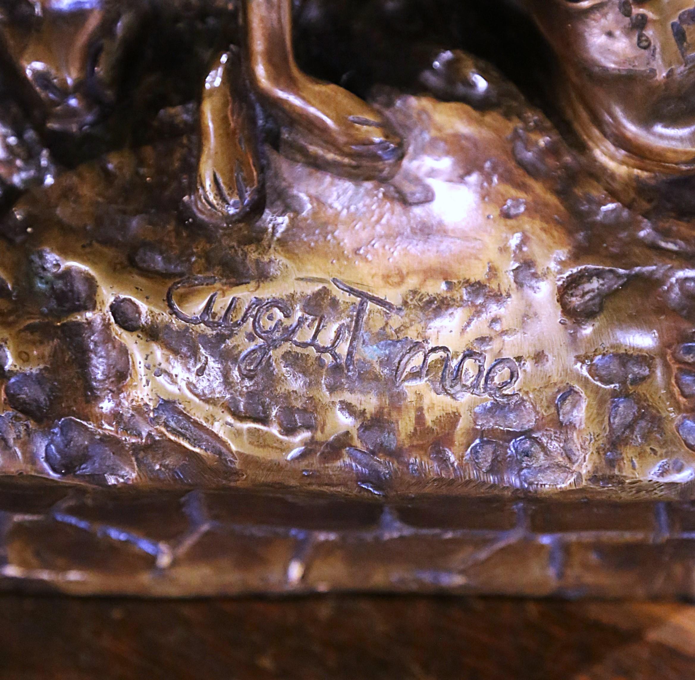 Francese Scultura di bronzo francese di metà secolo Composizione di cacciatori con uccello e coniglio in vendita