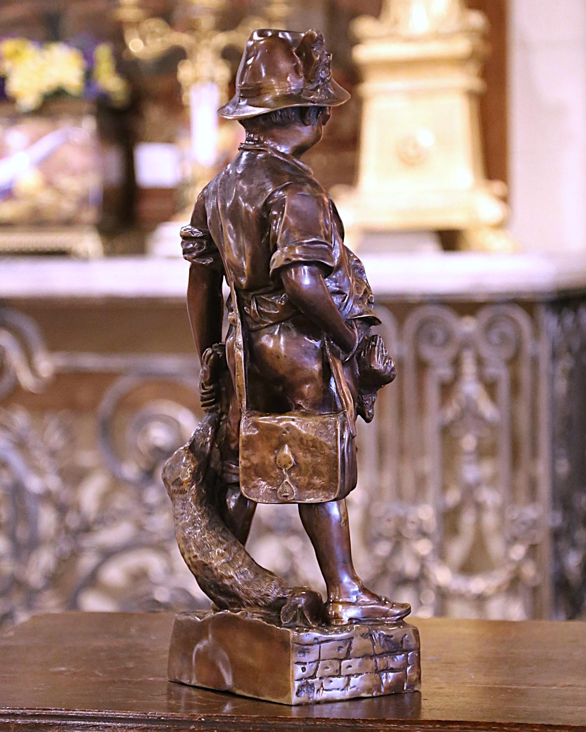 Fatto a mano Scultura di bronzo francese di metà secolo Composizione di cacciatori con uccello e coniglio in vendita