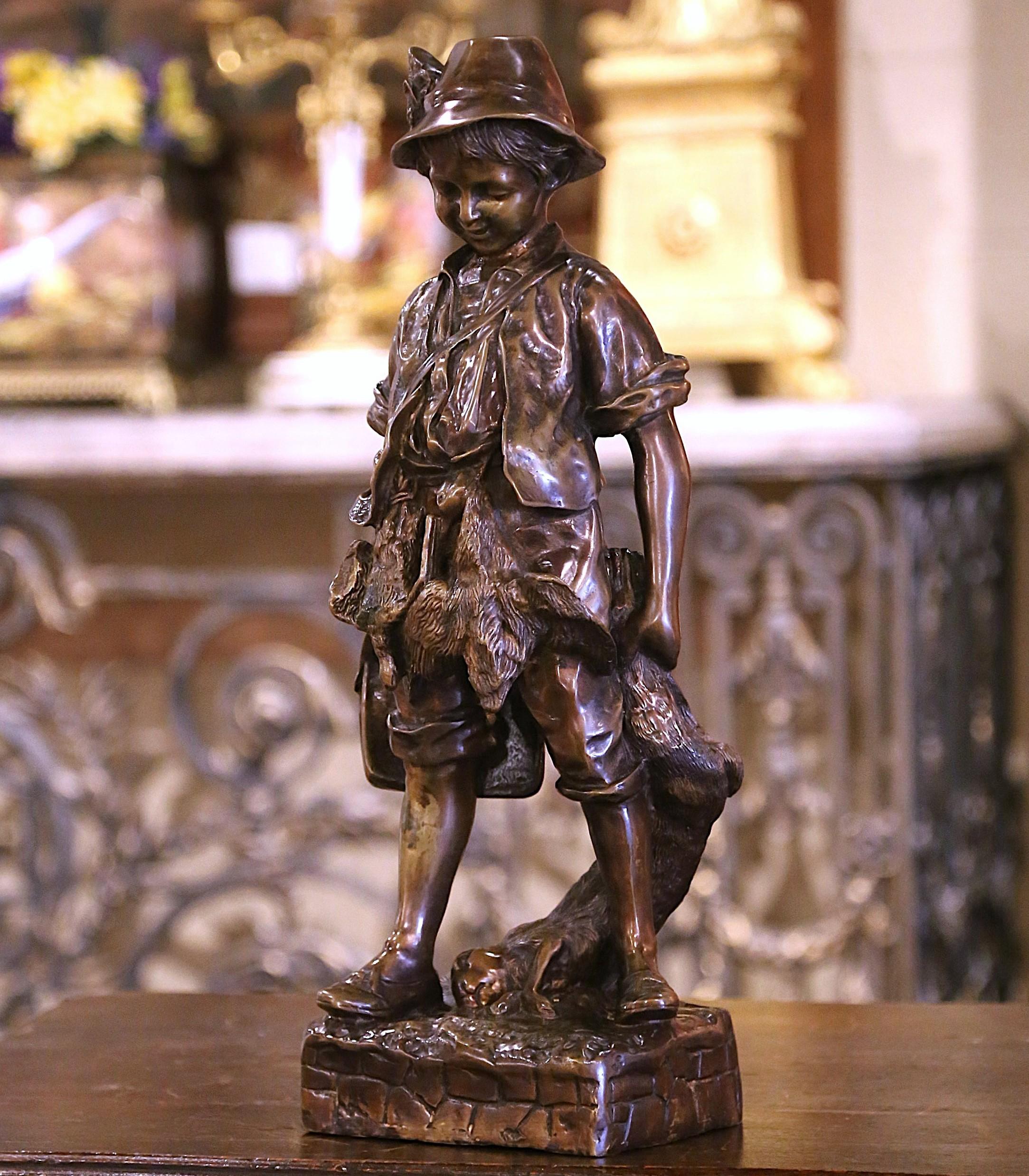 Scultura di bronzo francese di metà secolo Composizione di cacciatori con uccello e coniglio In condizioni ottime in vendita a Dallas, TX