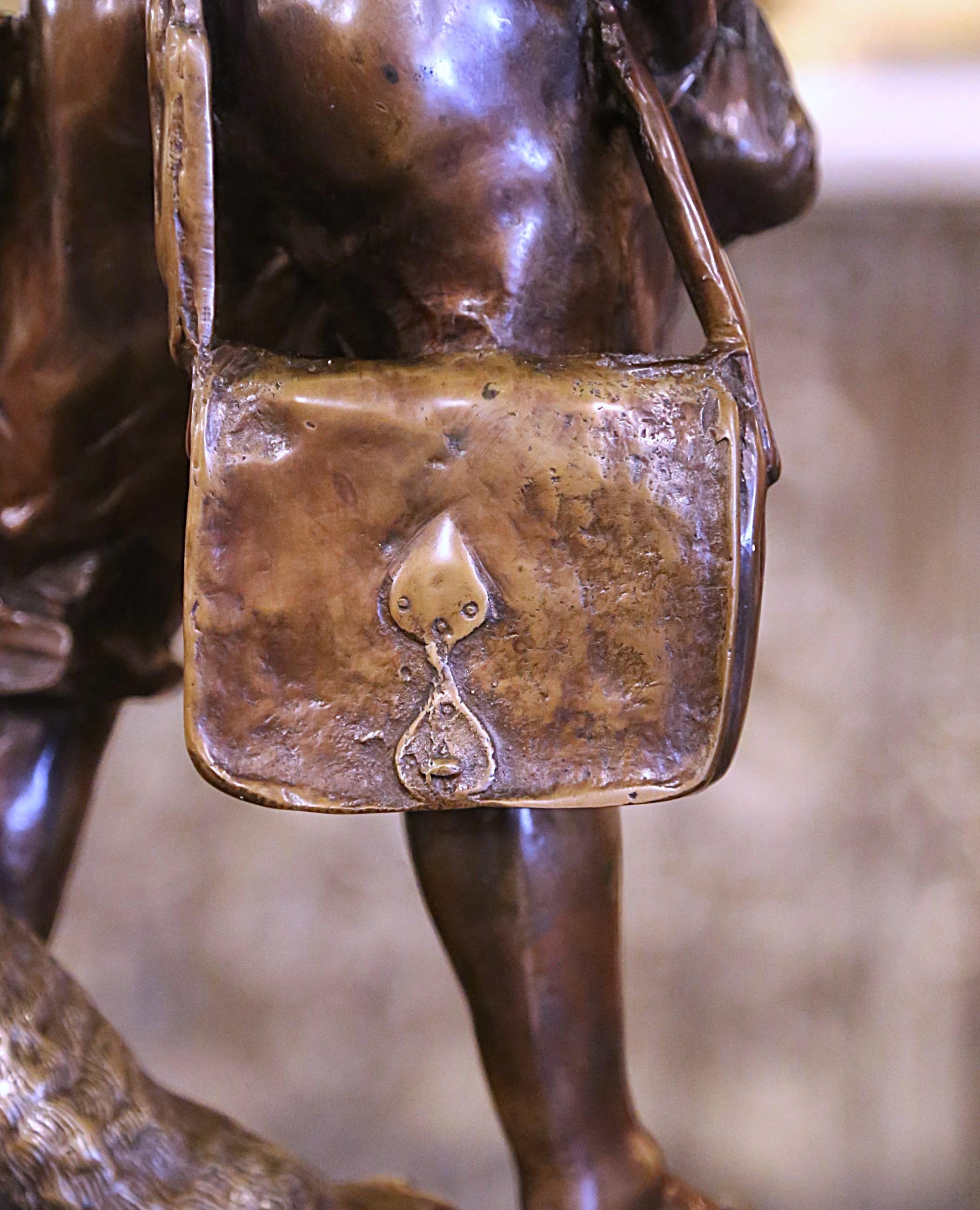 Bronzo Scultura di bronzo francese di metà secolo Composizione di cacciatori con uccello e coniglio in vendita