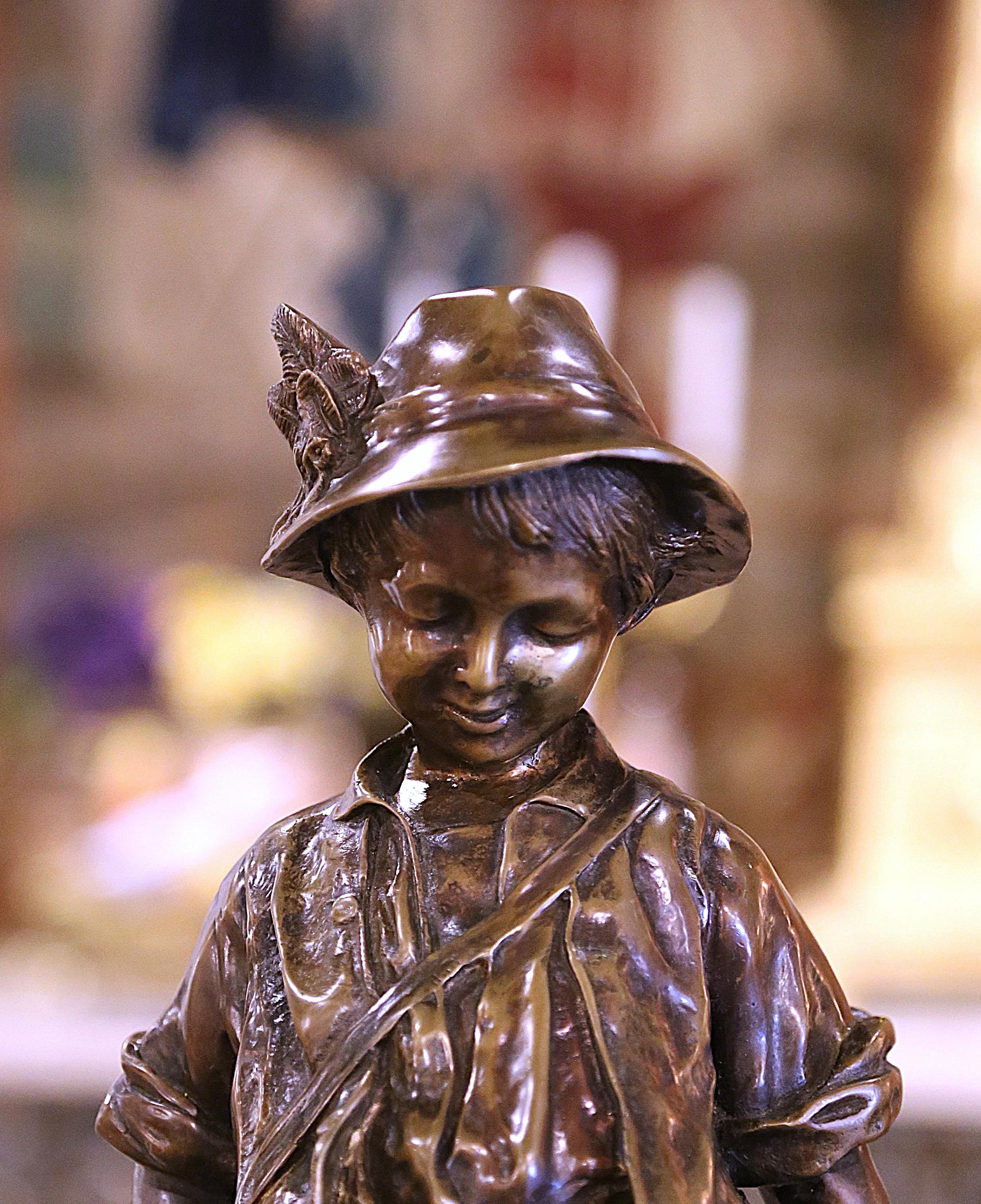 Scultura di bronzo francese di metà secolo Composizione di cacciatori con uccello e coniglio in vendita 1