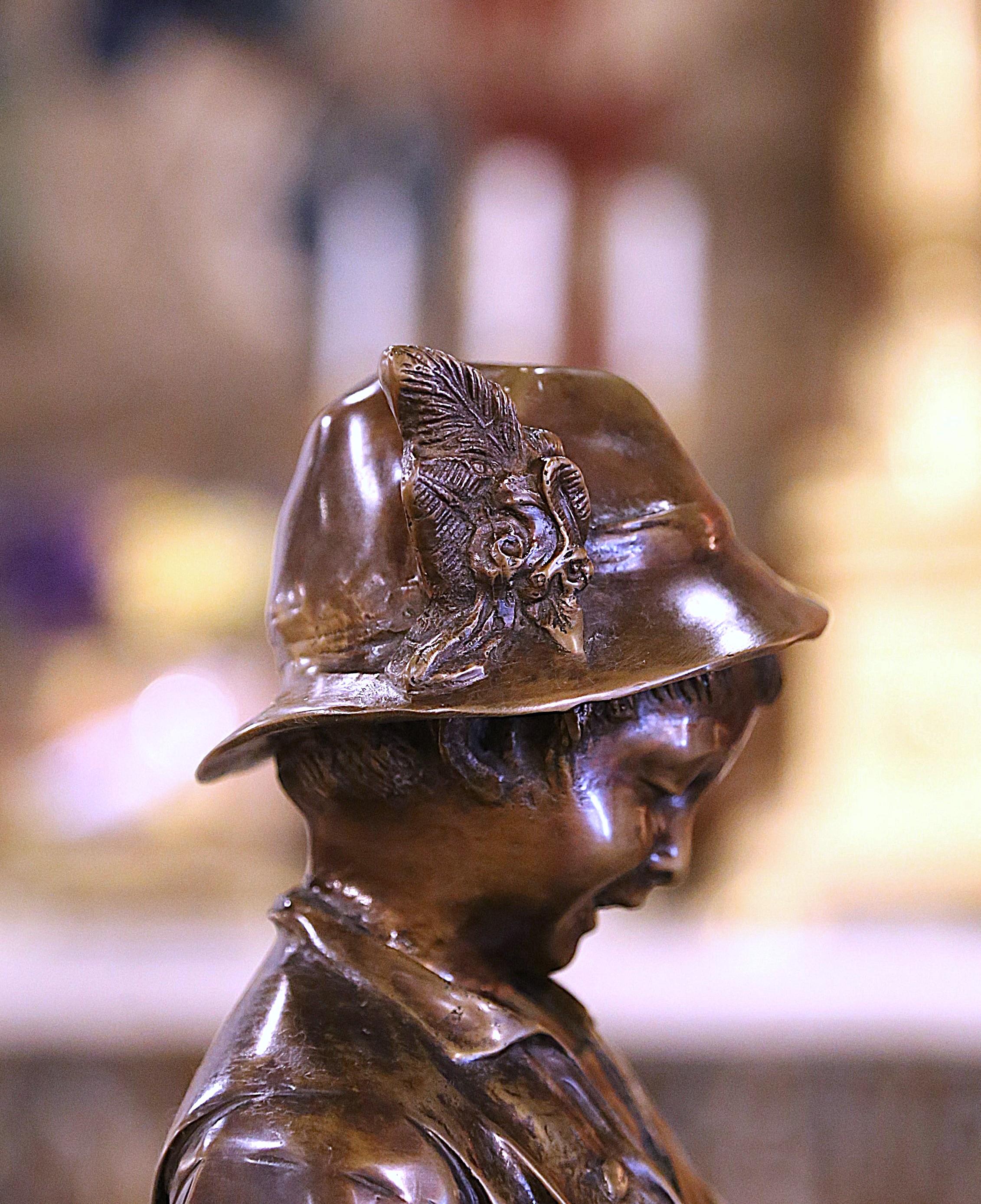 Scultura di bronzo francese di metà secolo Composizione di cacciatori con uccello e coniglio in vendita 2