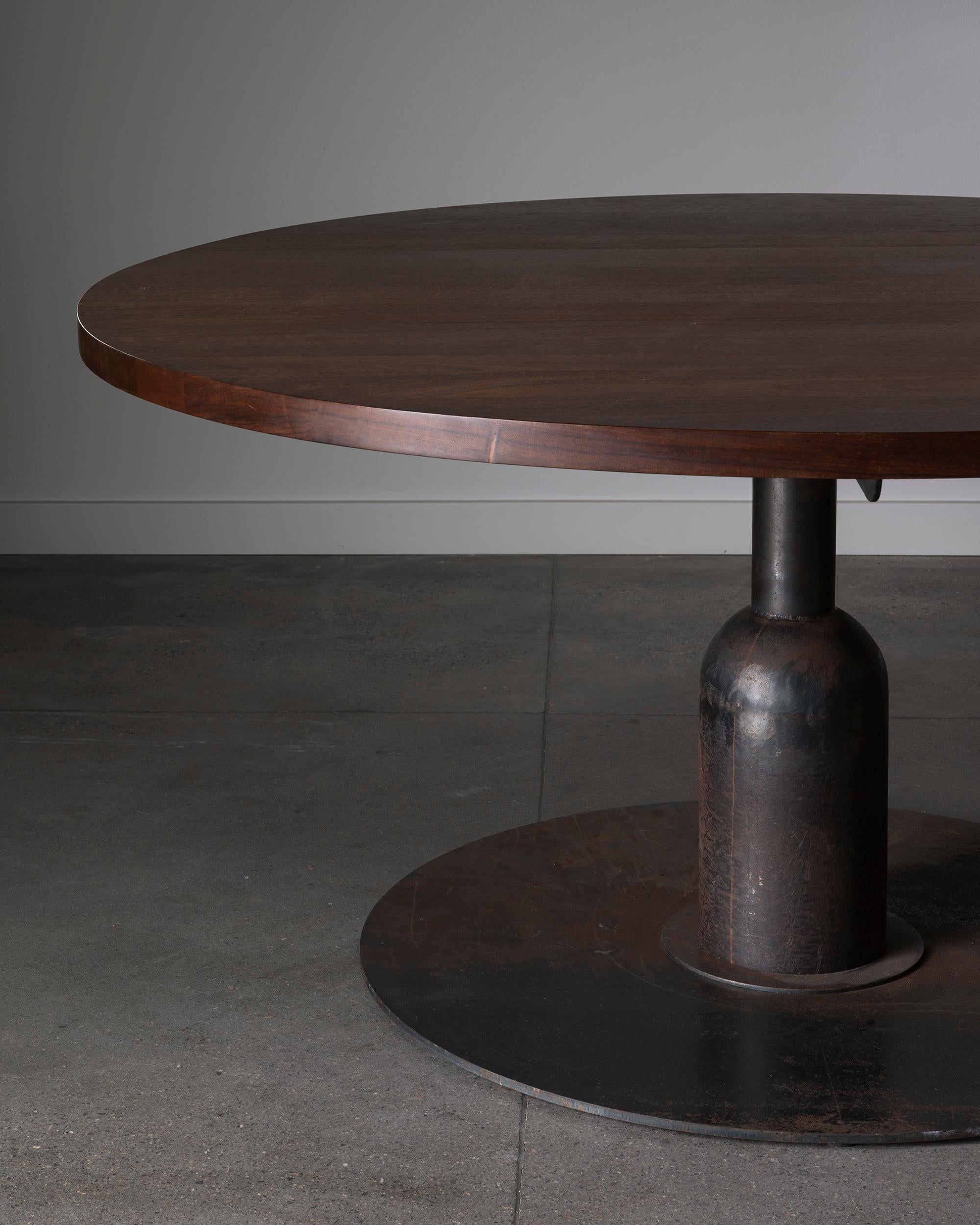 Table de salle à manger brutaliste française des années 1950-60 avec base en fer et plateau en bois. D'une taille inhabituelle avec un diamètre de 59 pouces. ca 1950 - 60s France. 