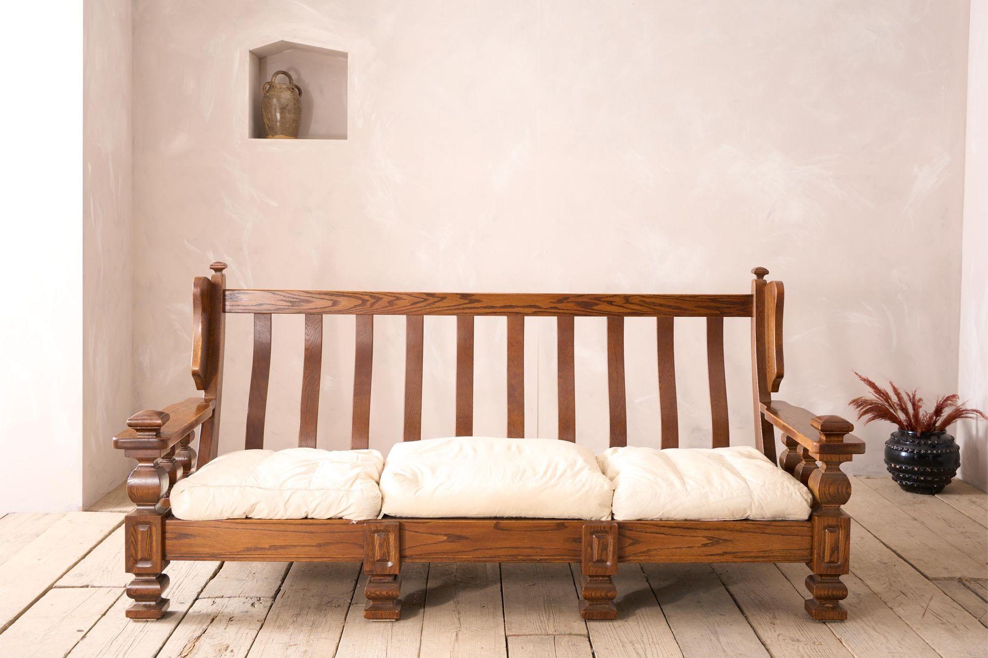 Französisches brutalistisches Sofa aus der Mitte des Jahrhunderts (Kastanienholz) im Angebot