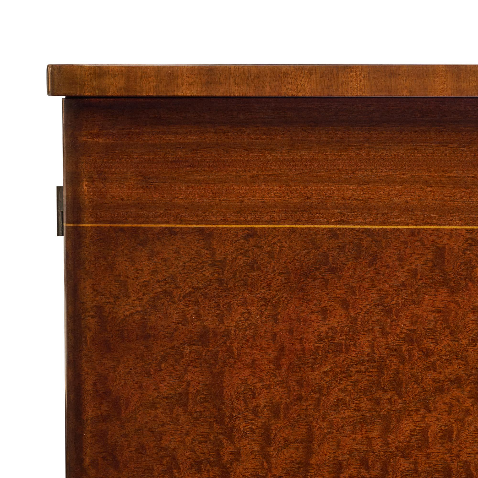 Buffet enfilade della Francia di metà secolo realizzato in legno con un bellissimo palissandro. Il design che attraversa la parte frontale mette in risalto il frassino e il palissandro burattati e l'intarsio in legno di limone. Ci sono quattro