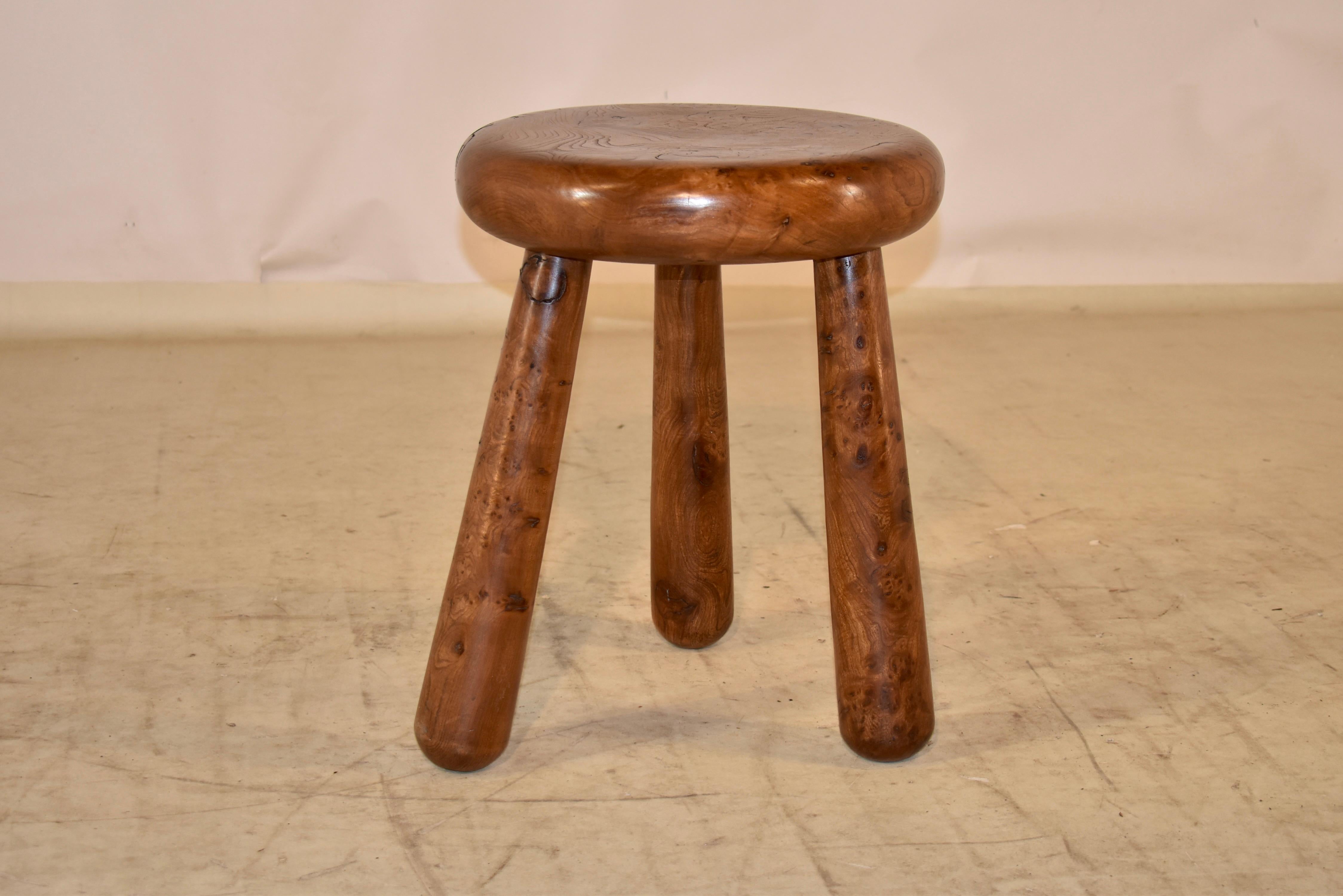 Fabuloso taburete moderno de mediados de siglo de olmo burl procedente de Francia. La parte superior mide 14,5 pulgadas de diámetro, y es una pieza maciza y torneada a mano de olmo burl. El taburete se apoya en tres patas cónicas maravillosamente