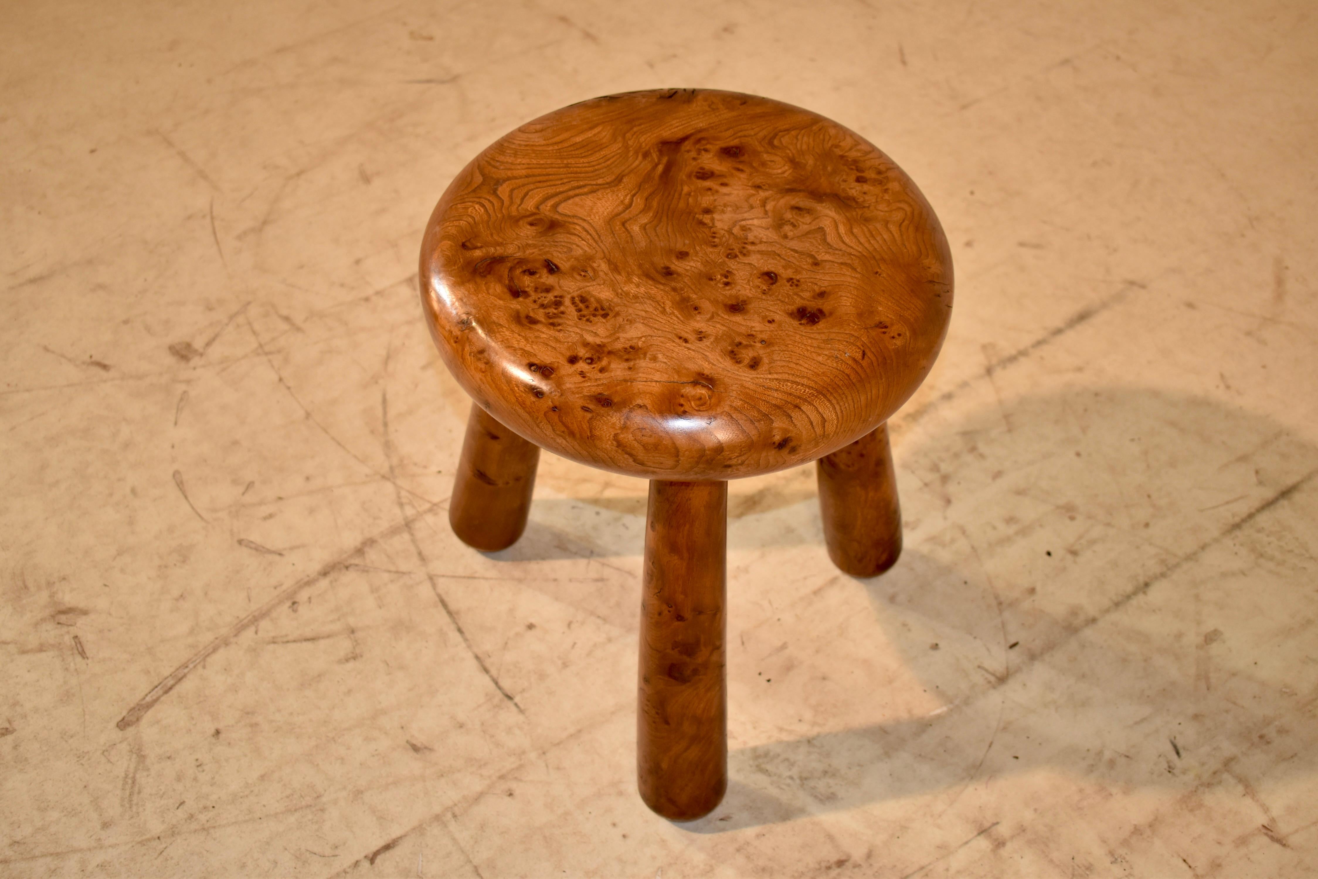 Taburete de madera de olmo francés de mediados de siglo Francés en venta