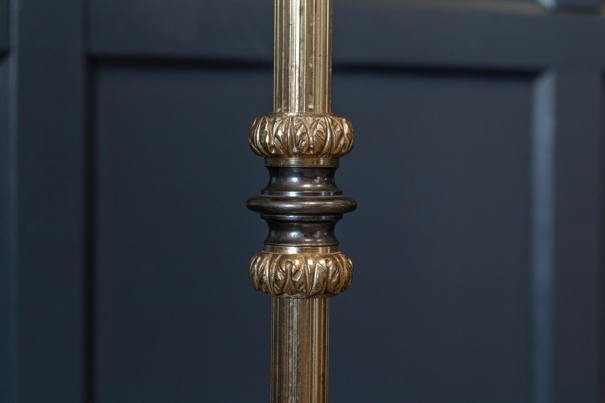 Ottone Lampada da terra a candelabro francese del metà secolo in vendita