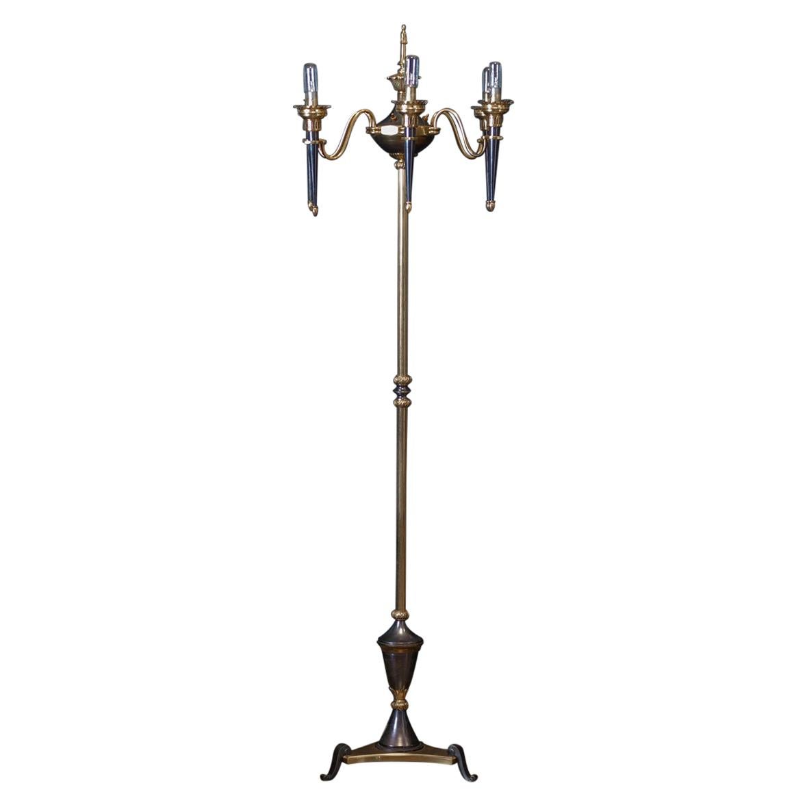 Lampada da terra a candelabro francese del metà secolo in vendita