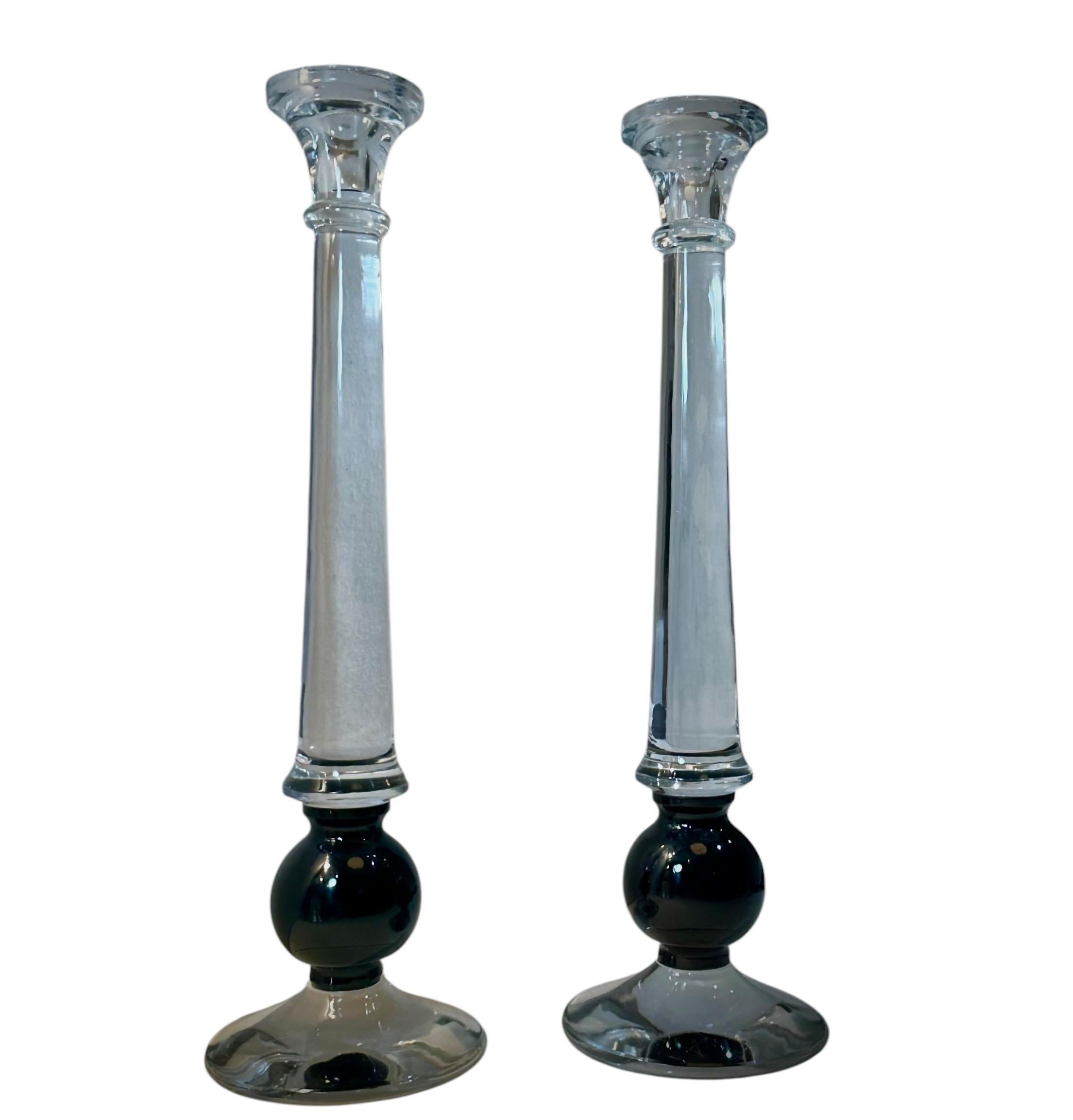Una meravigliosa coppia di candelieri in cristallo francese degli anni '70. Sono tutti di cristallo con una bella palla nera sul fondo. Sono molto belli e le condizioni sono impeccabili.