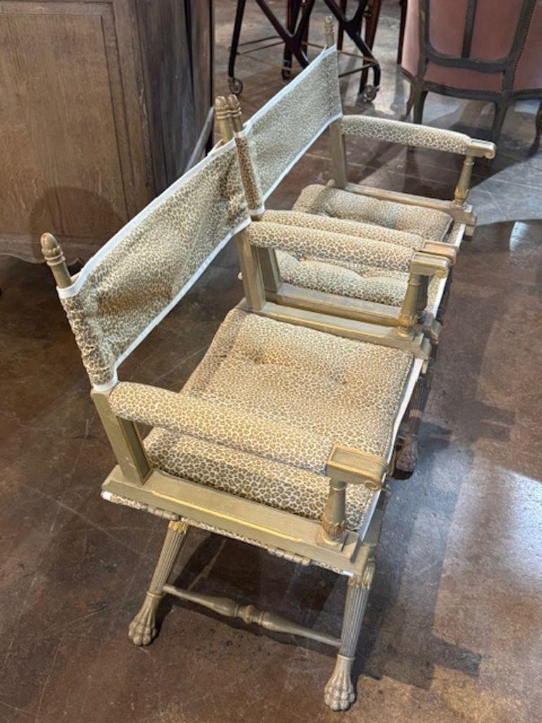 Ces chaises de metteur en scène françaises du milieu du siècle, sculptées et dorées parcellaires, ajoutent une touche d'élégance amusante à n'importe quelle maison. Avec leur base sculptée et leur revêtement en léopard, ces fauteuils sont très
