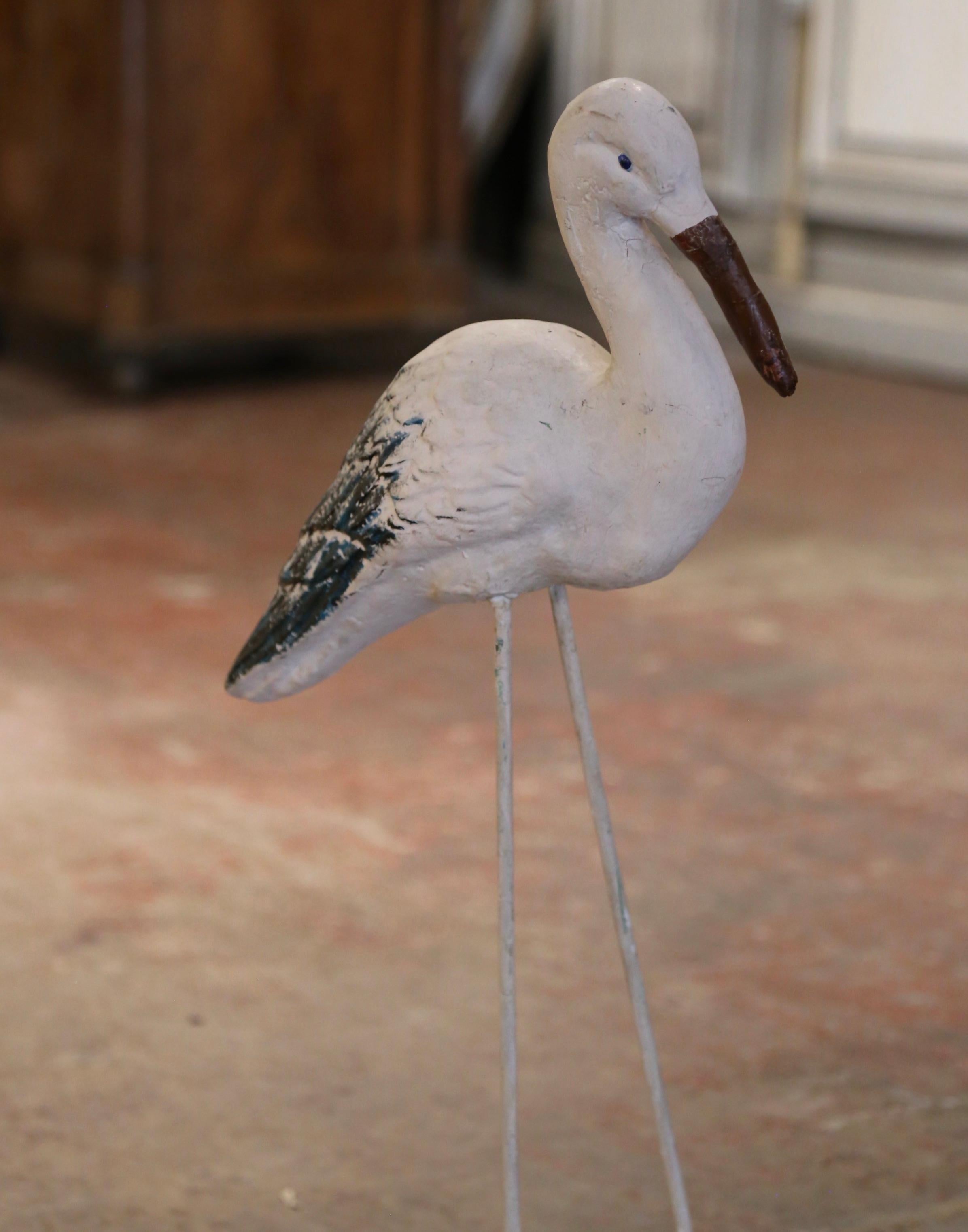 Decora un giardino o un cortile con questa scultura di gru antica! Realizzata in Normandia, Francia, intorno al 1950, e costruita in cemento, la scultura di uccello poggia su gambe metalliche diritte con i piedi ben piantati su una base ovale. La