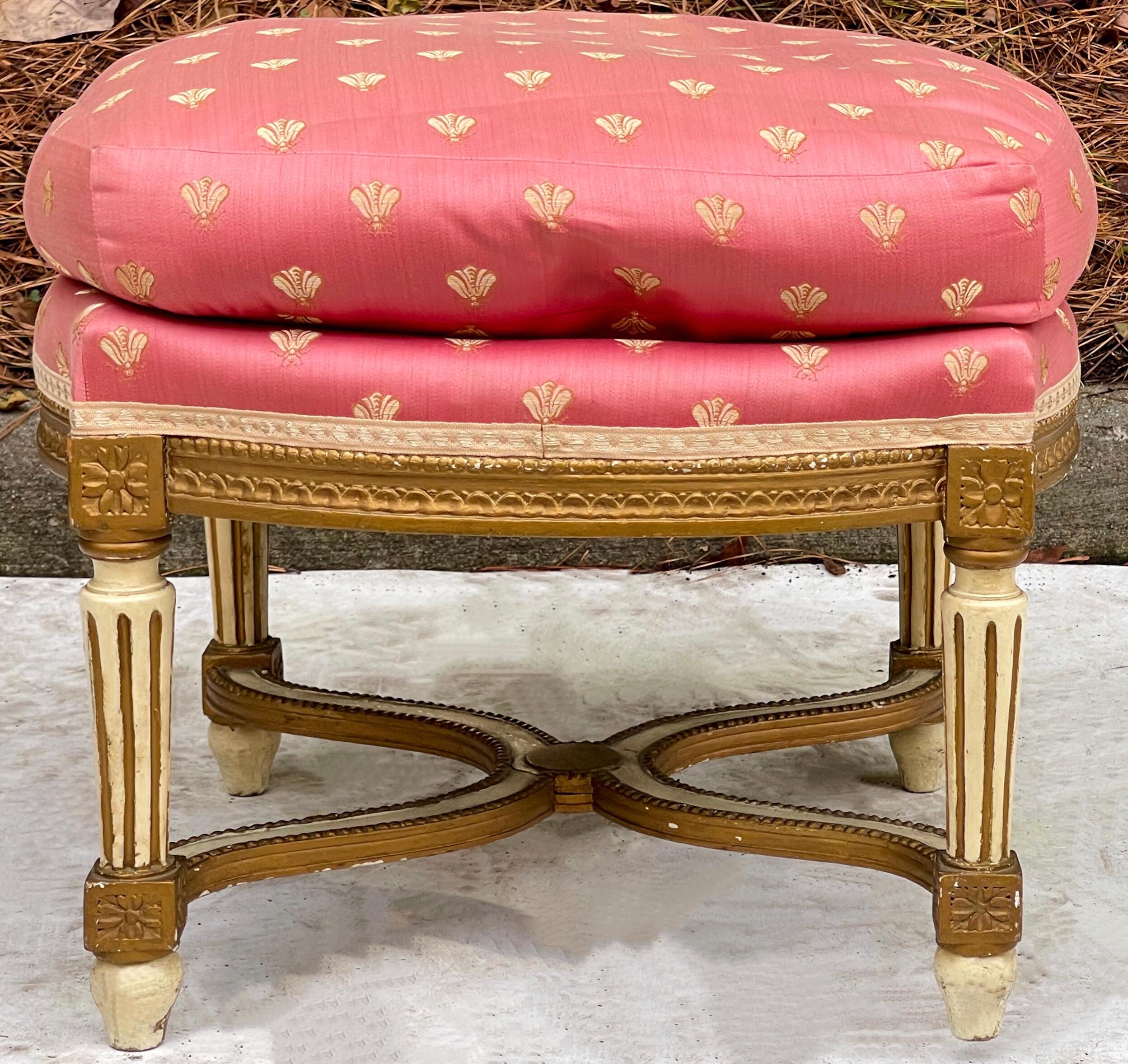 Francese Ottomana francese di metà secolo in legno dorato intagliato e dipinto in seta rosa in vendita