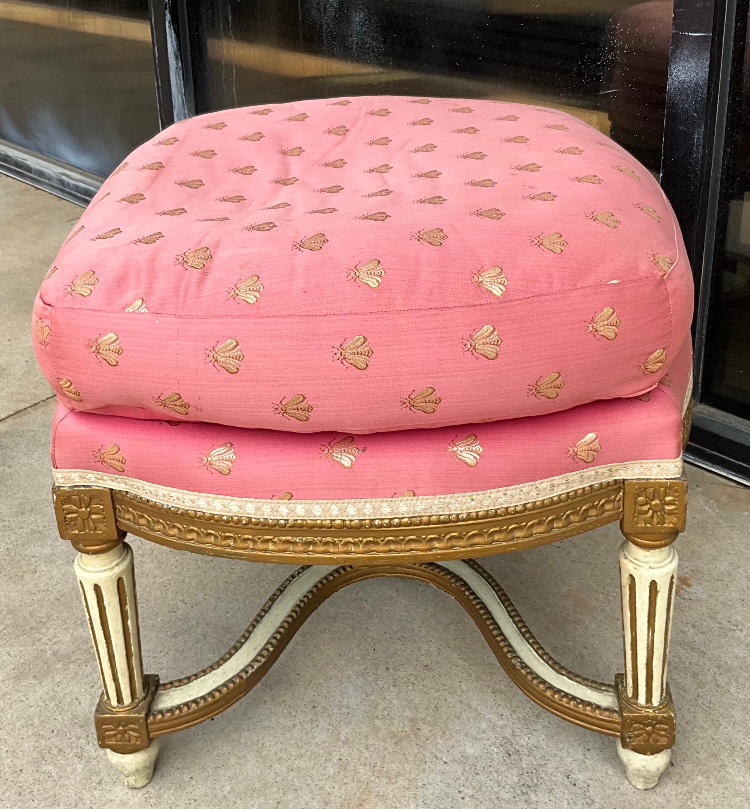  Mid-Century French Carved Giltwood and Painted Ottoman In Pink Silk In Good Condition For Sale In Kennesaw, GA