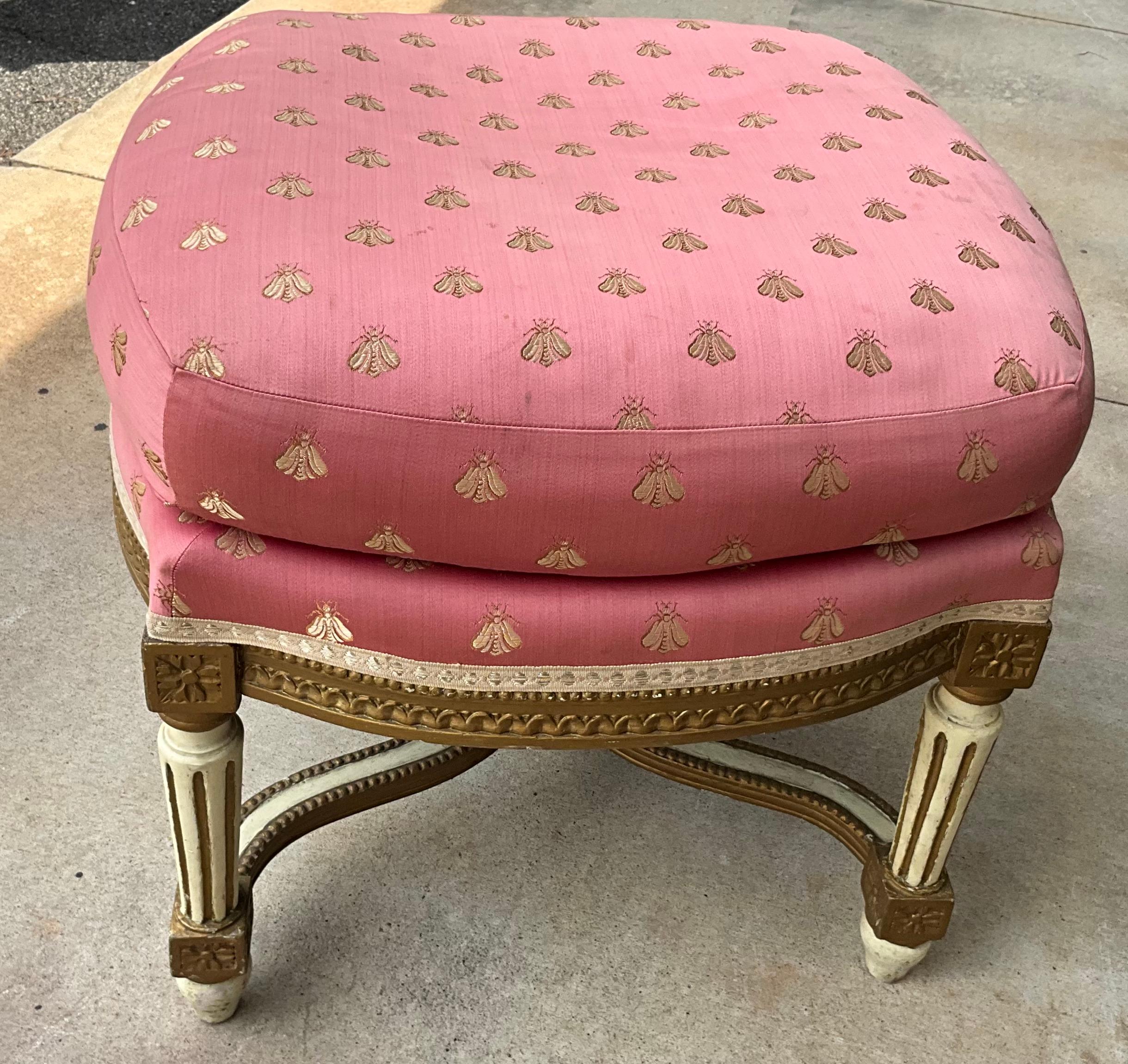 Mid-Century French Carved Giltwood and Painted Ottoman In Pink Silk For Sale 1