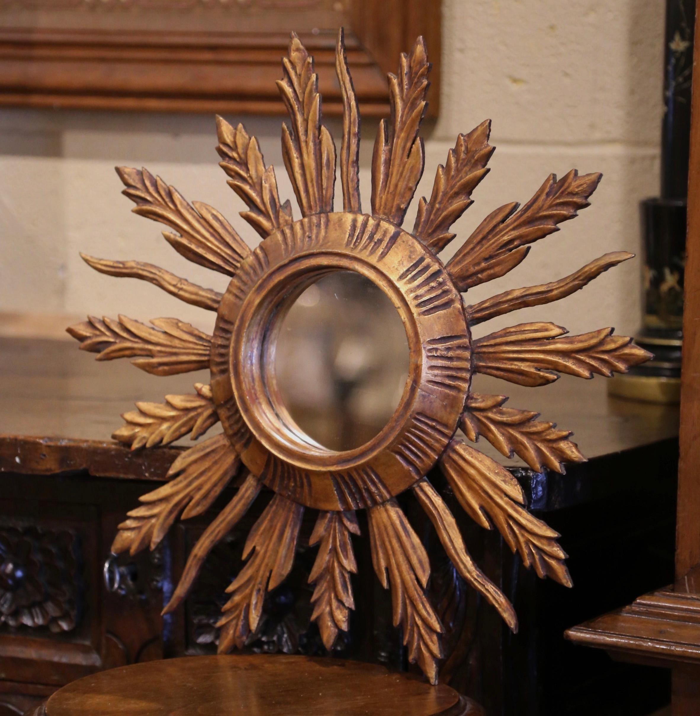 Aggiungi una splendida lucentezza alla tua casa con questo accattivante specchio solare di Versailles, in Francia. Creato intorno al 1970, lo specchio in legno dorato ha una forma classica a raggio di sole con raggi a forma di foglia intagliati a
