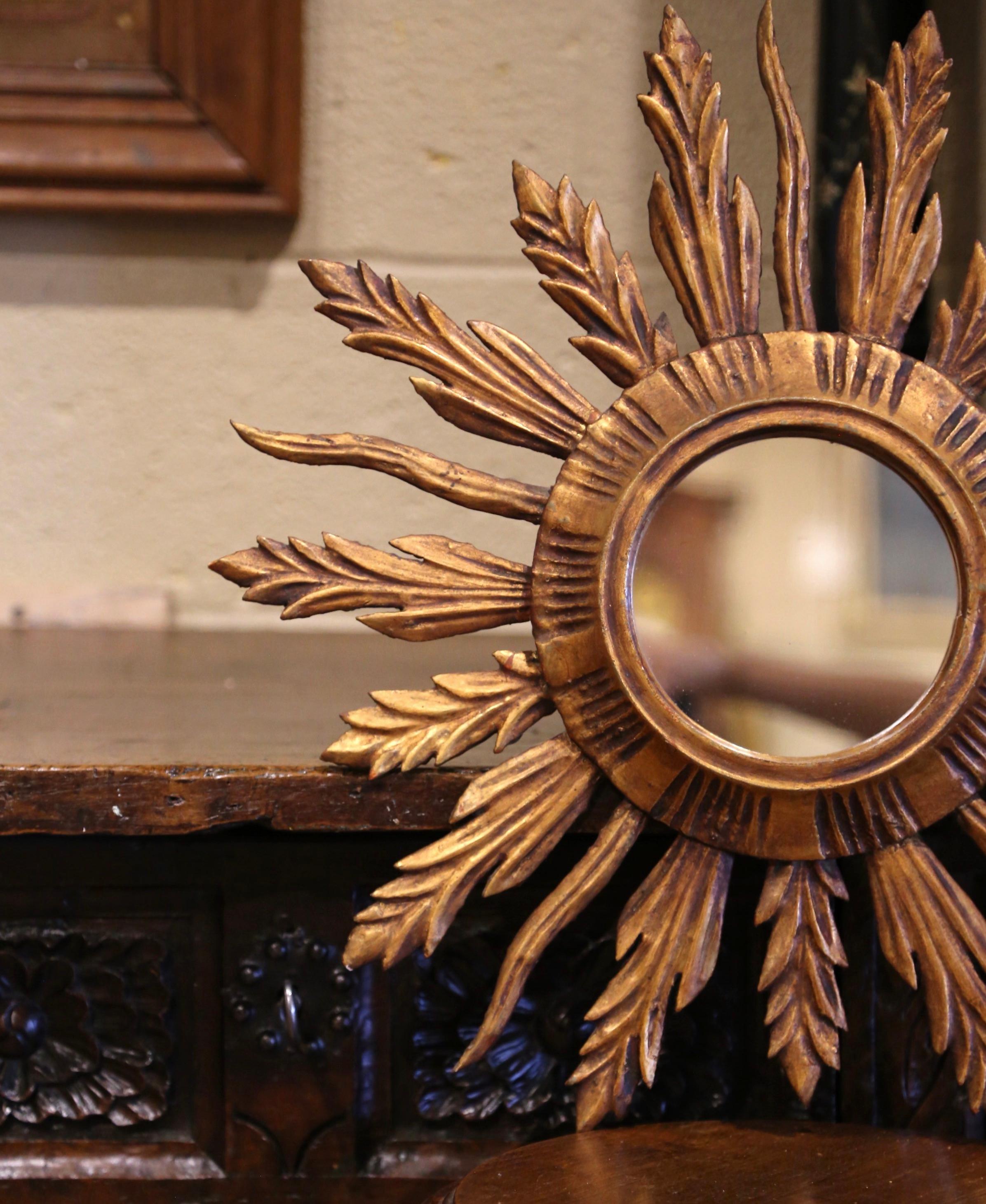 Francese Specchio da parete a raggiera francese di metà secolo, intagliato e dipinto in legno dorato in vendita