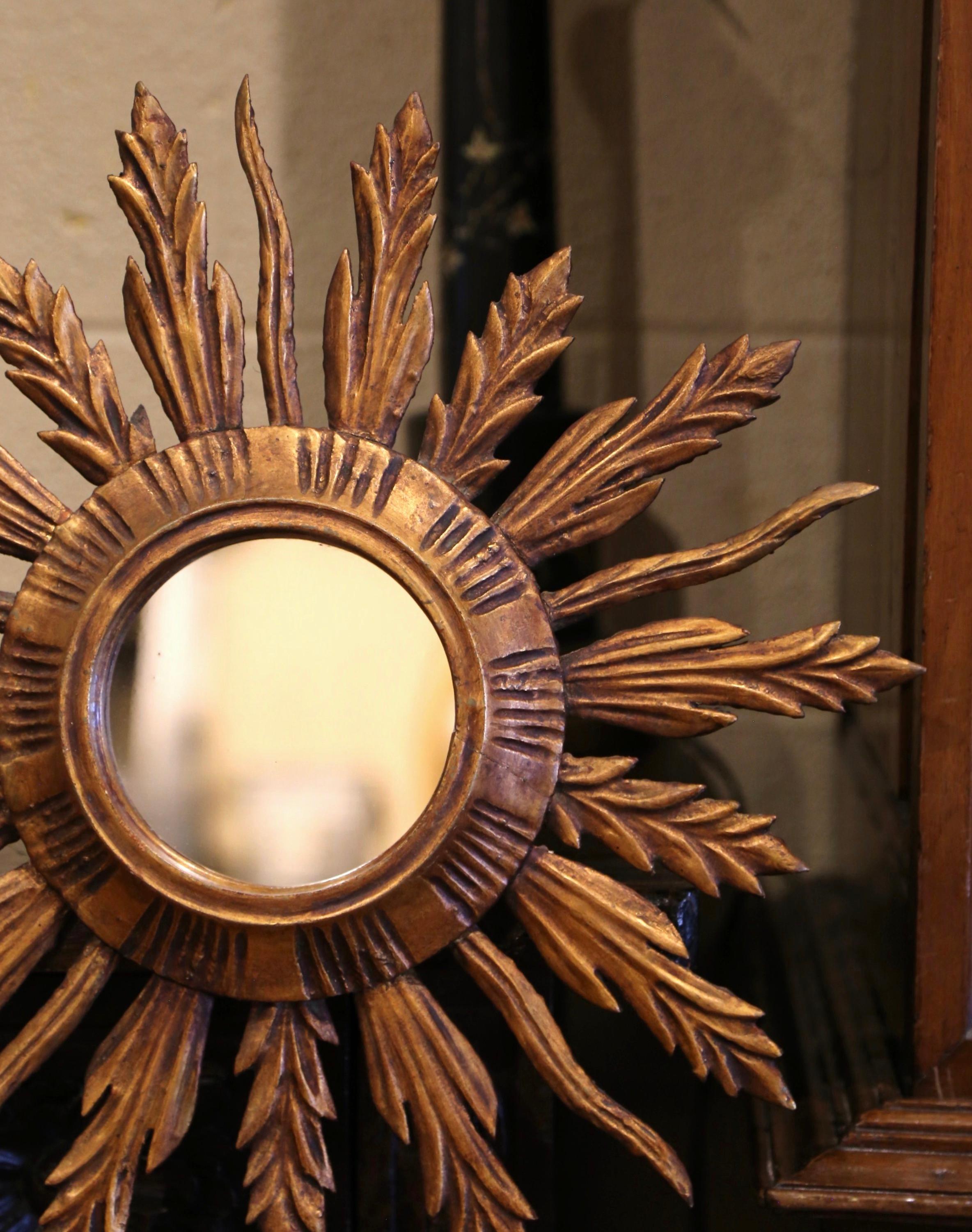 Intagliato a mano Specchio da parete a raggiera francese di metà secolo, intagliato e dipinto in legno dorato in vendita