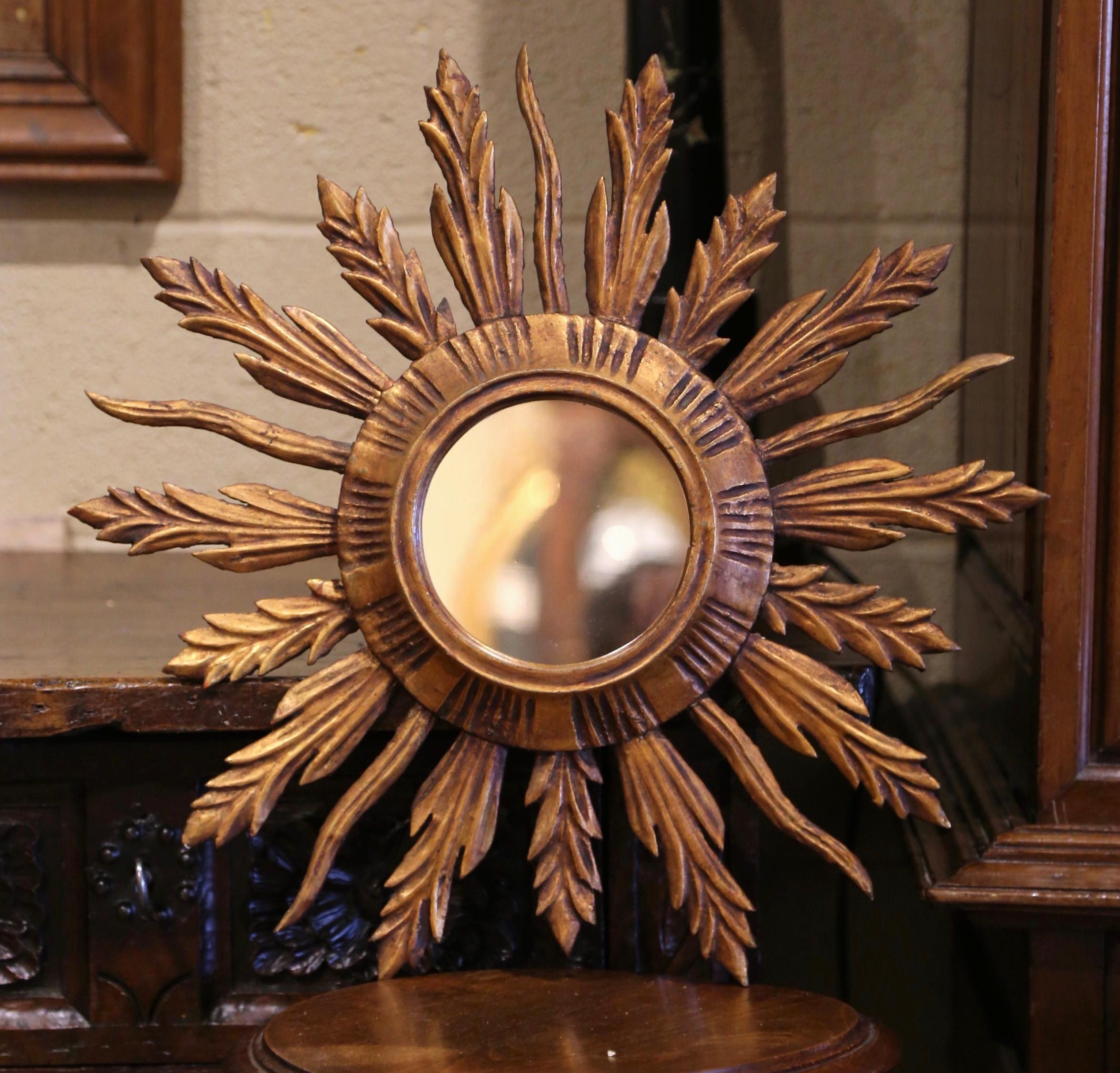 Specchio da parete a raggiera francese di metà secolo, intagliato e dipinto in legno dorato In condizioni ottime in vendita a Dallas, TX