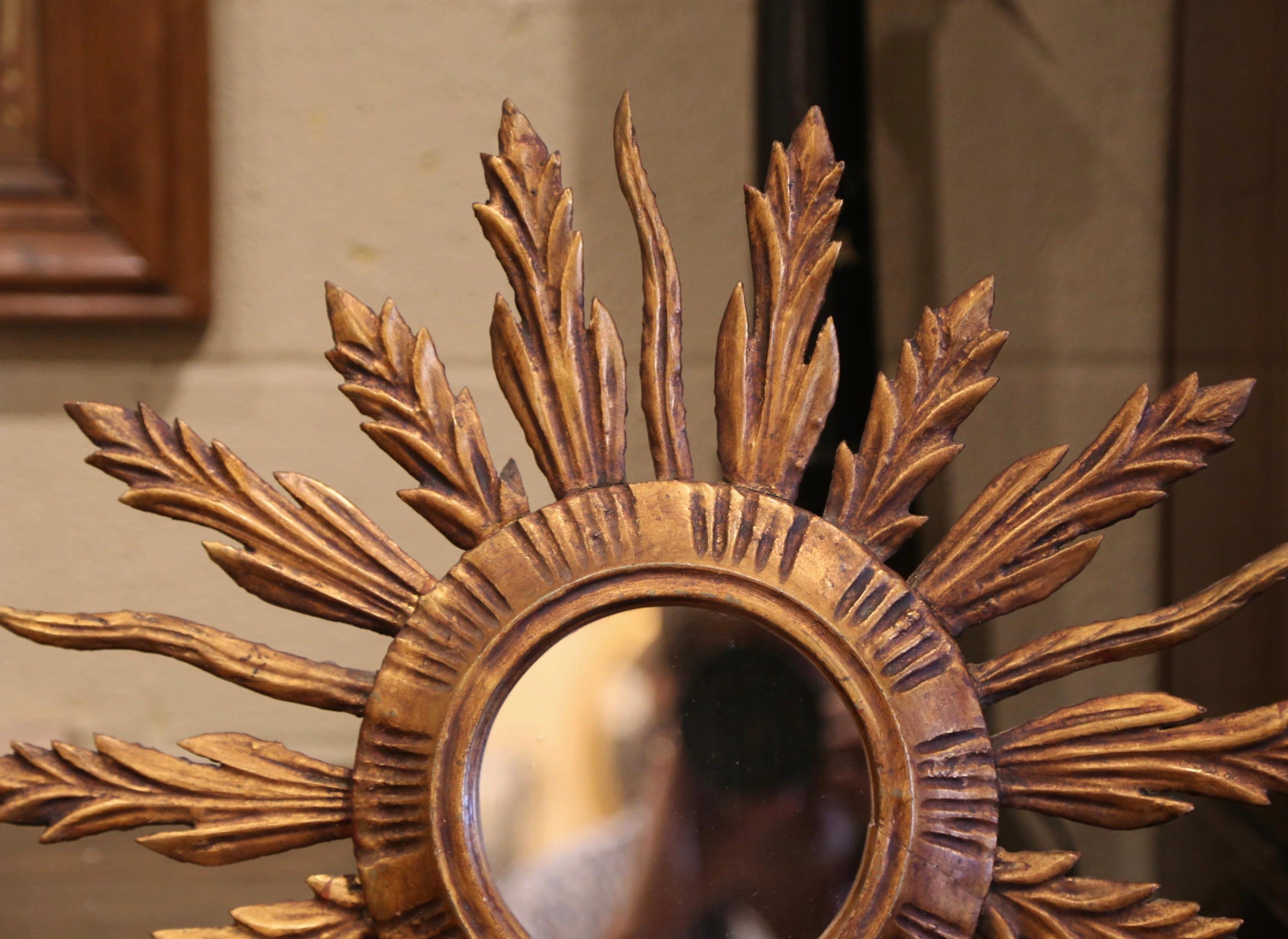XX secolo Specchio da parete a raggiera francese di metà secolo, intagliato e dipinto in legno dorato in vendita