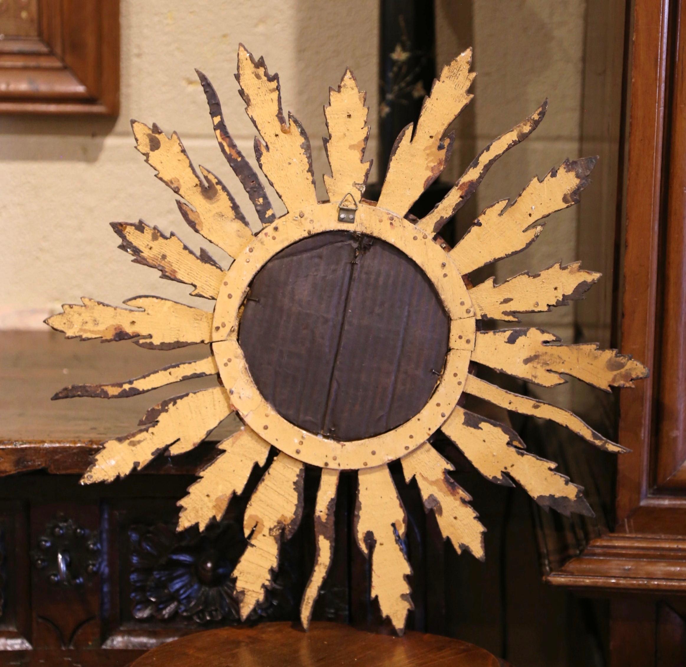 Legno dorato Specchio da parete a raggiera francese di metà secolo, intagliato e dipinto in legno dorato in vendita