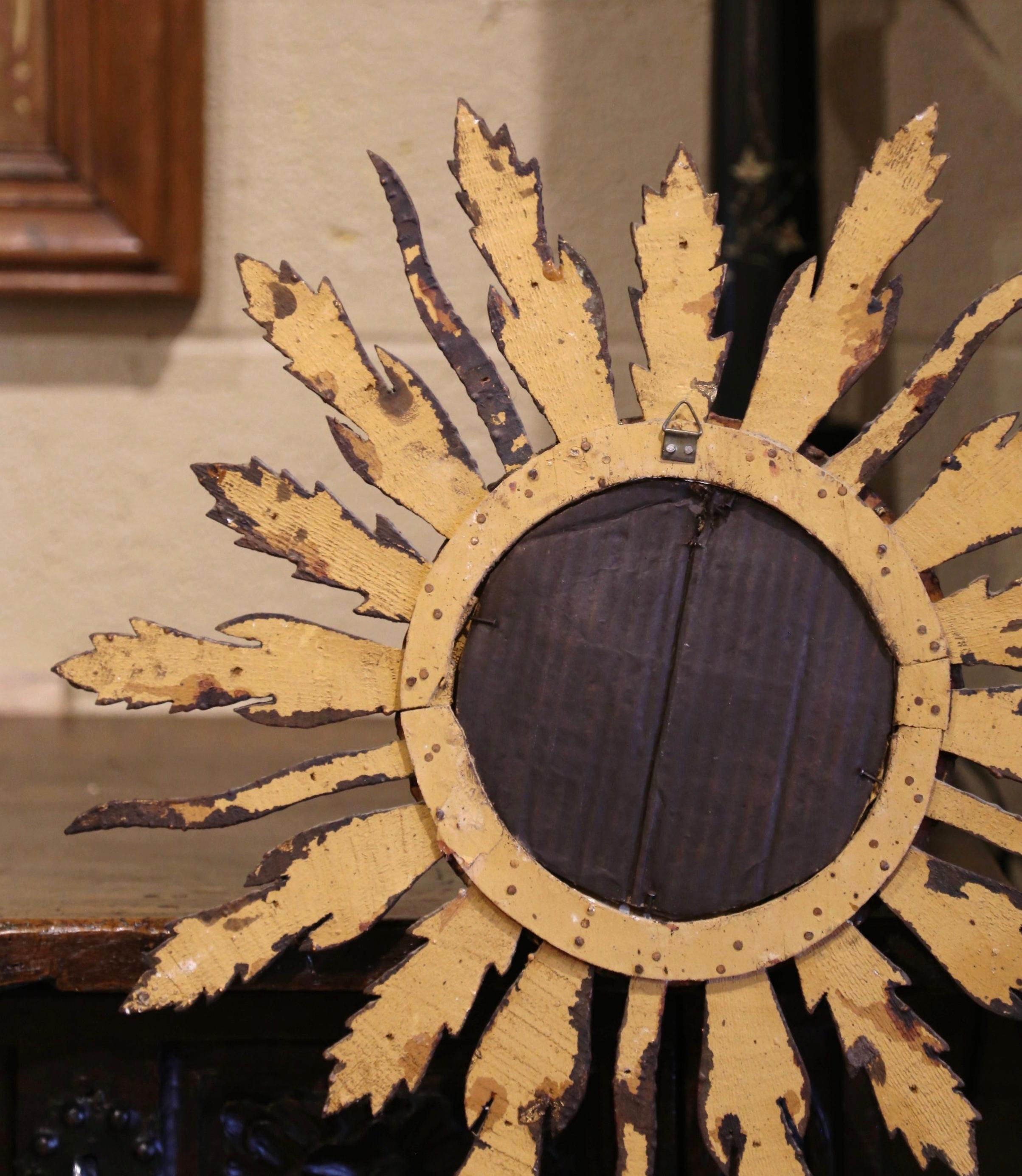 Specchio da parete a raggiera francese di metà secolo, intagliato e dipinto in legno dorato in vendita 1
