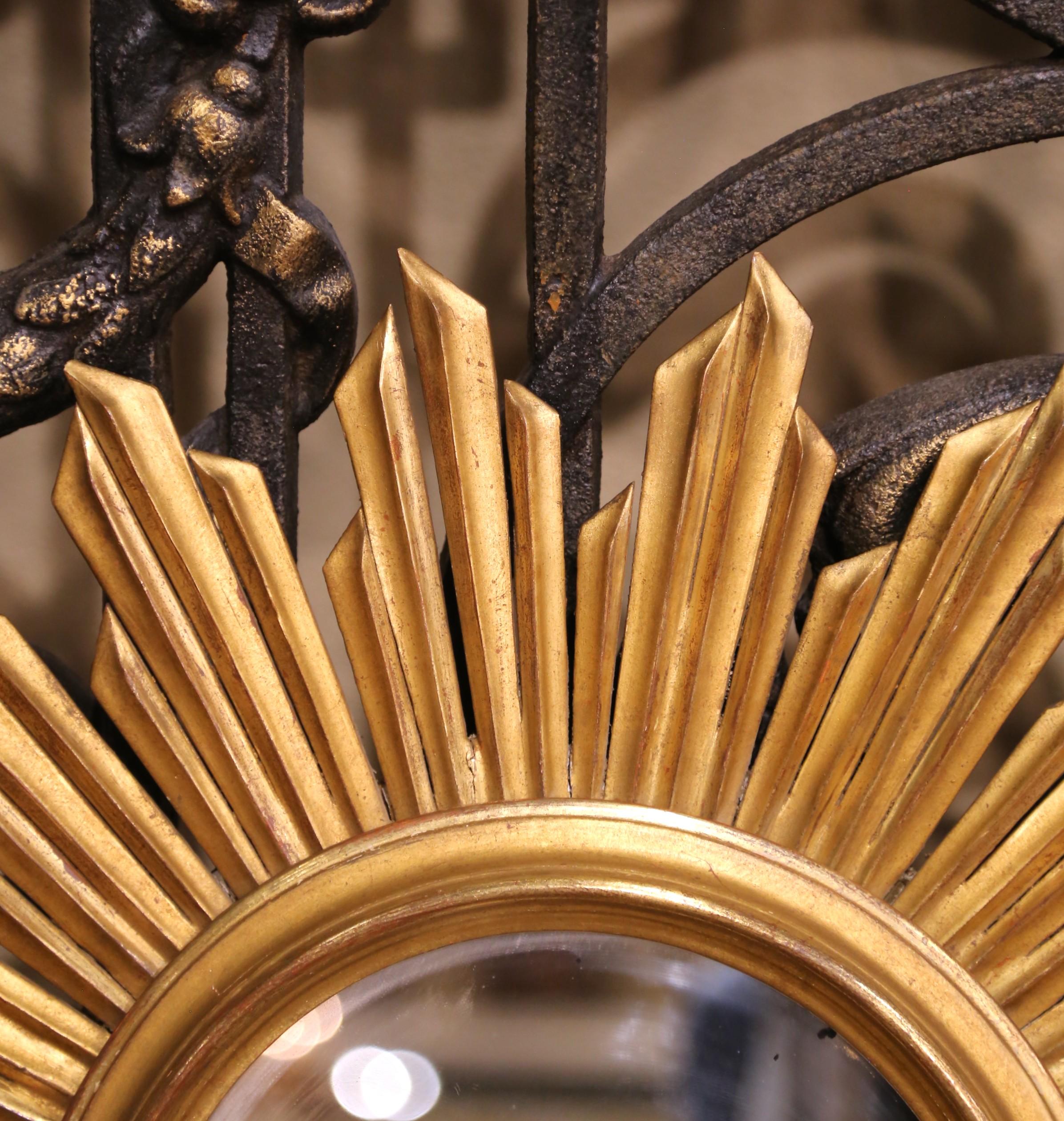 Francese Mid-Century French Carved Giltwood Sunburst Mirror in vendita