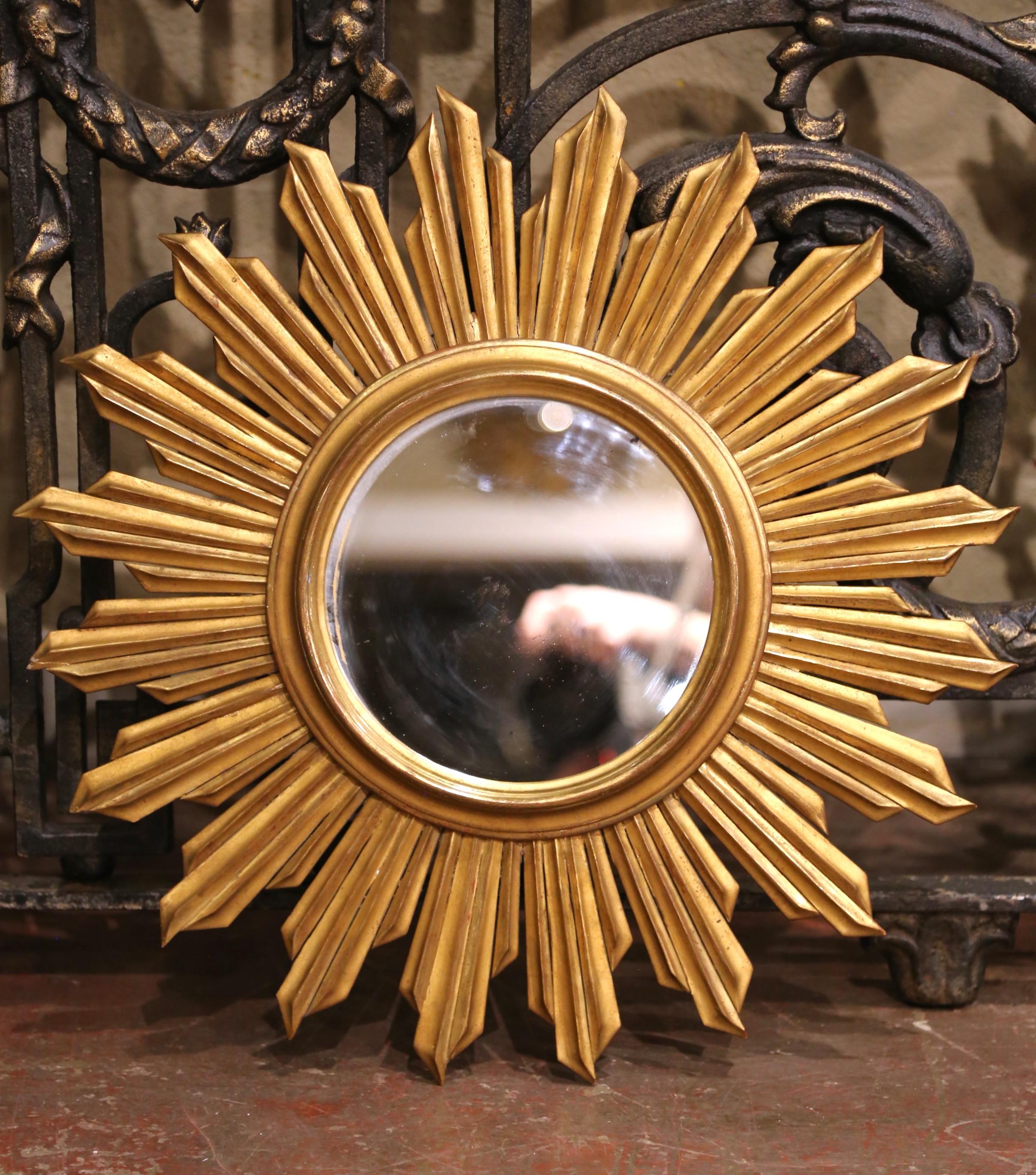 Intagliato a mano Mid-Century French Carved Giltwood Sunburst Mirror in vendita
