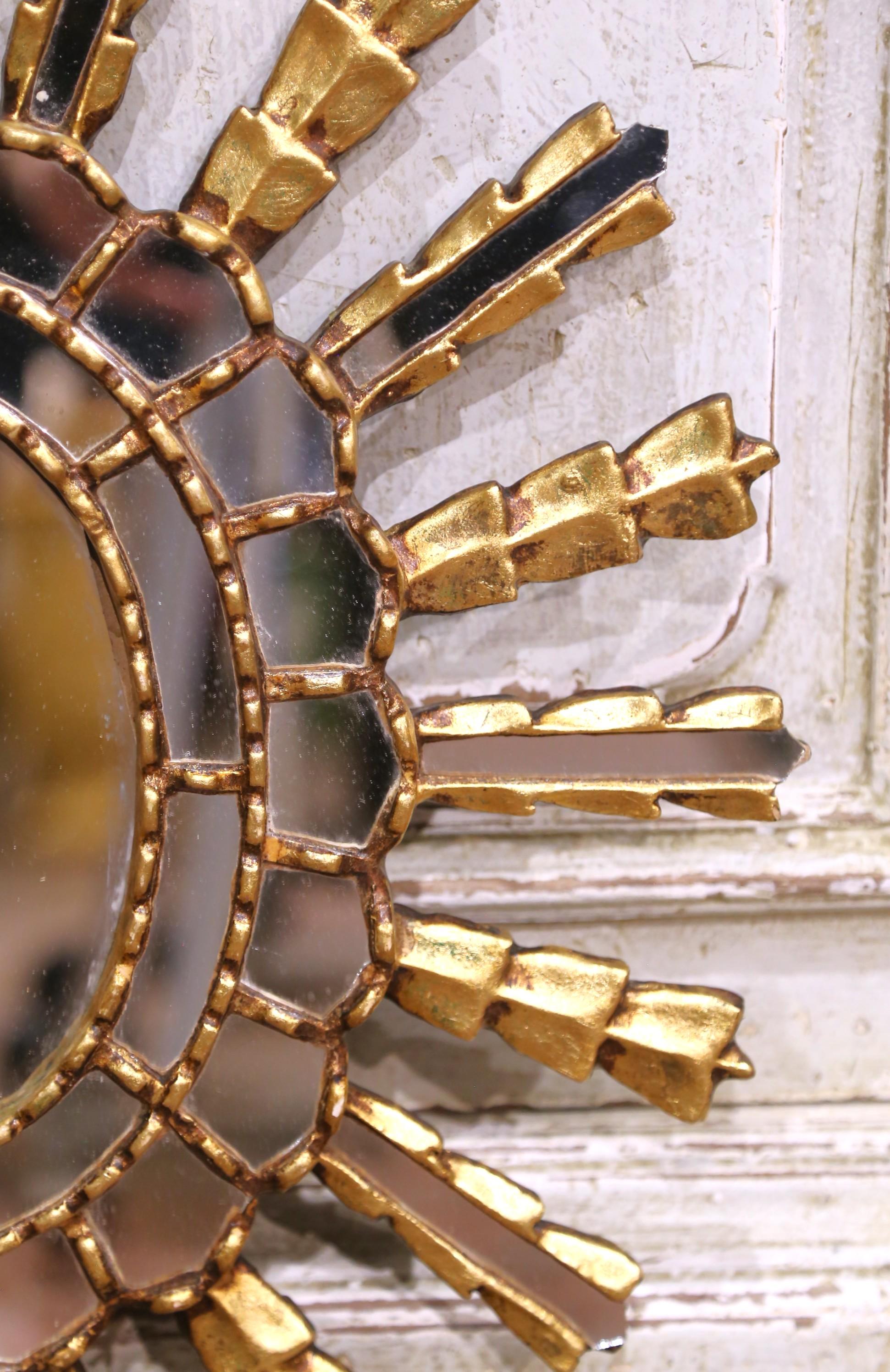 Sculpté à la main Miroir du milieu du siècle en bois doré sculpté avec inserts en verre taillé en vente