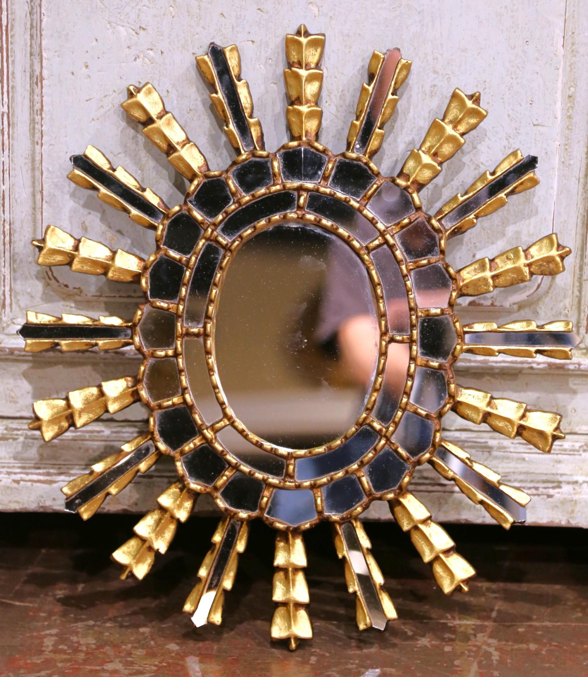 Miroir du milieu du siècle en bois doré sculpté avec inserts en verre taillé Excellent état - En vente à Dallas, TX
