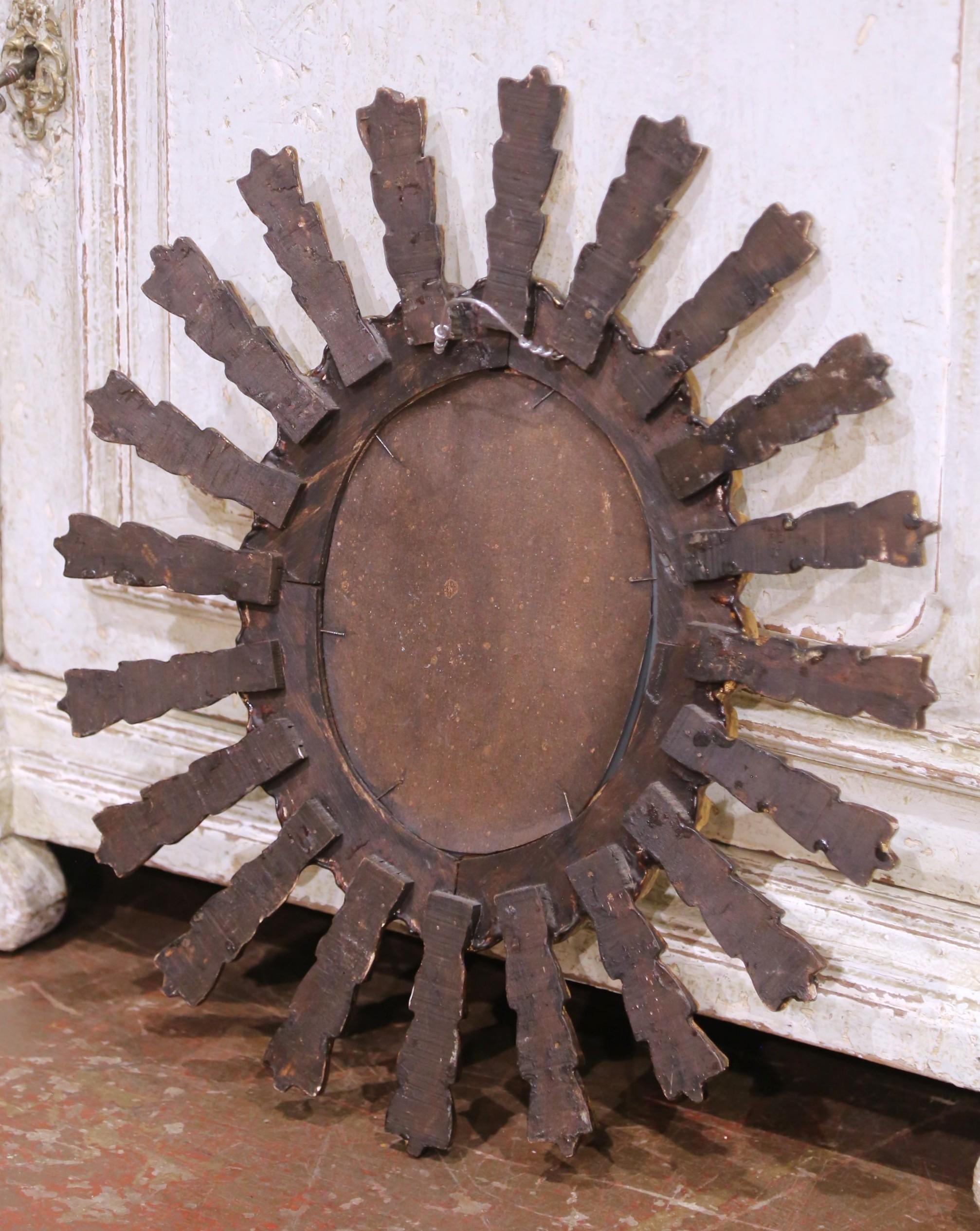 20ième siècle Miroir du milieu du siècle en bois doré sculpté avec inserts en verre taillé en vente