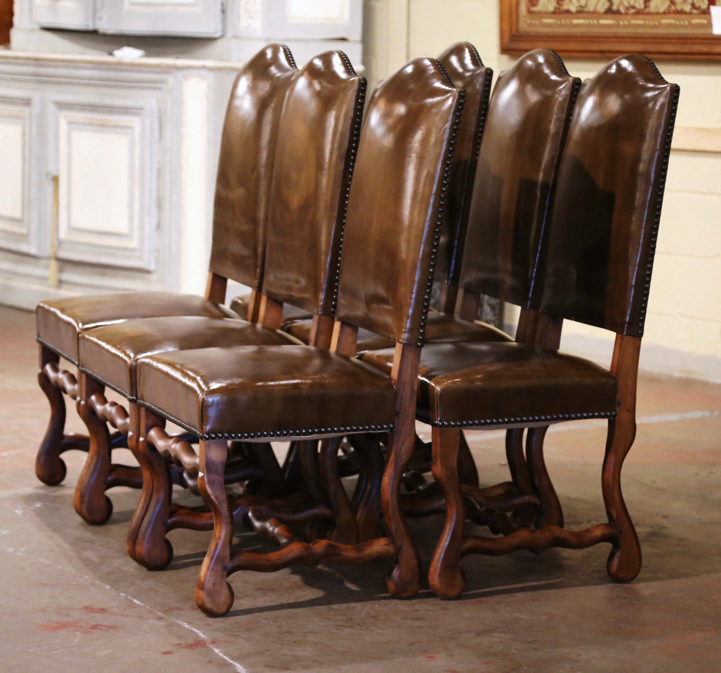 Habillez une table de salle à manger ou de petit déjeuner avec cette élégante série de chaises d'appoint ! Fabriquée en France vers 1970 et en bois de hêtre, chaque chaise repose sur des pieds sculptés en 